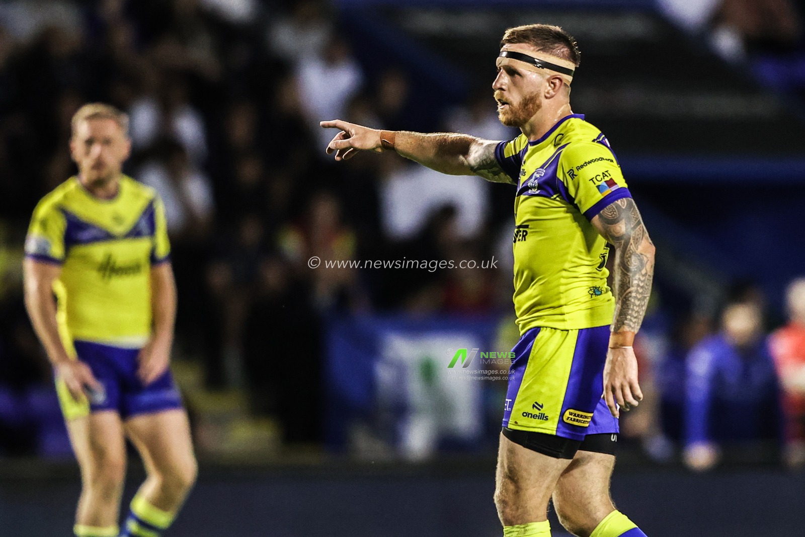 Marc Sneyd of Warrington Wolves gives team mates instructions during the Betfred Super League Round 22 match Warrington Wolves vs Catalans Dragons at Halliwell Jones Stadium, Warrington, United Kingdom, 14th August 2025

(Photo by Alfie Cosgrove/News Images)
