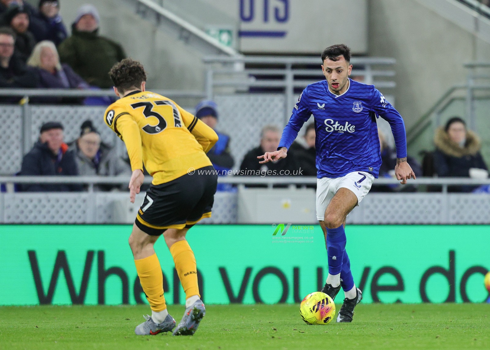 Dwight McNeil of Everton breaks with the ball during the Premier League match Everton vs Wolverhampton Wanderers at Hill Dickinson Stadium, Liverpool, United Kingdom, 7th January 2026

(Photo by Richard Bierton/News Images)

*** GER AUT SUI OUT ***