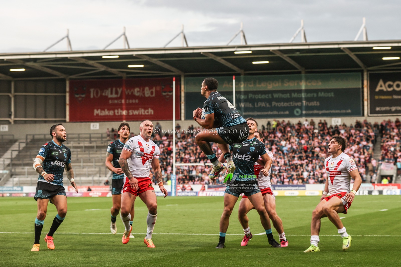 Umyla Hanley of Leigh Leopards jumps up to win the high ball during the Betfred Super League round 19 match St Helens vs Leigh Leopards at Totally Wicked Stadium, St Helens, United Kingdom, 17th July 2025

(Photo by Alfie Cosgrove/News Images)
