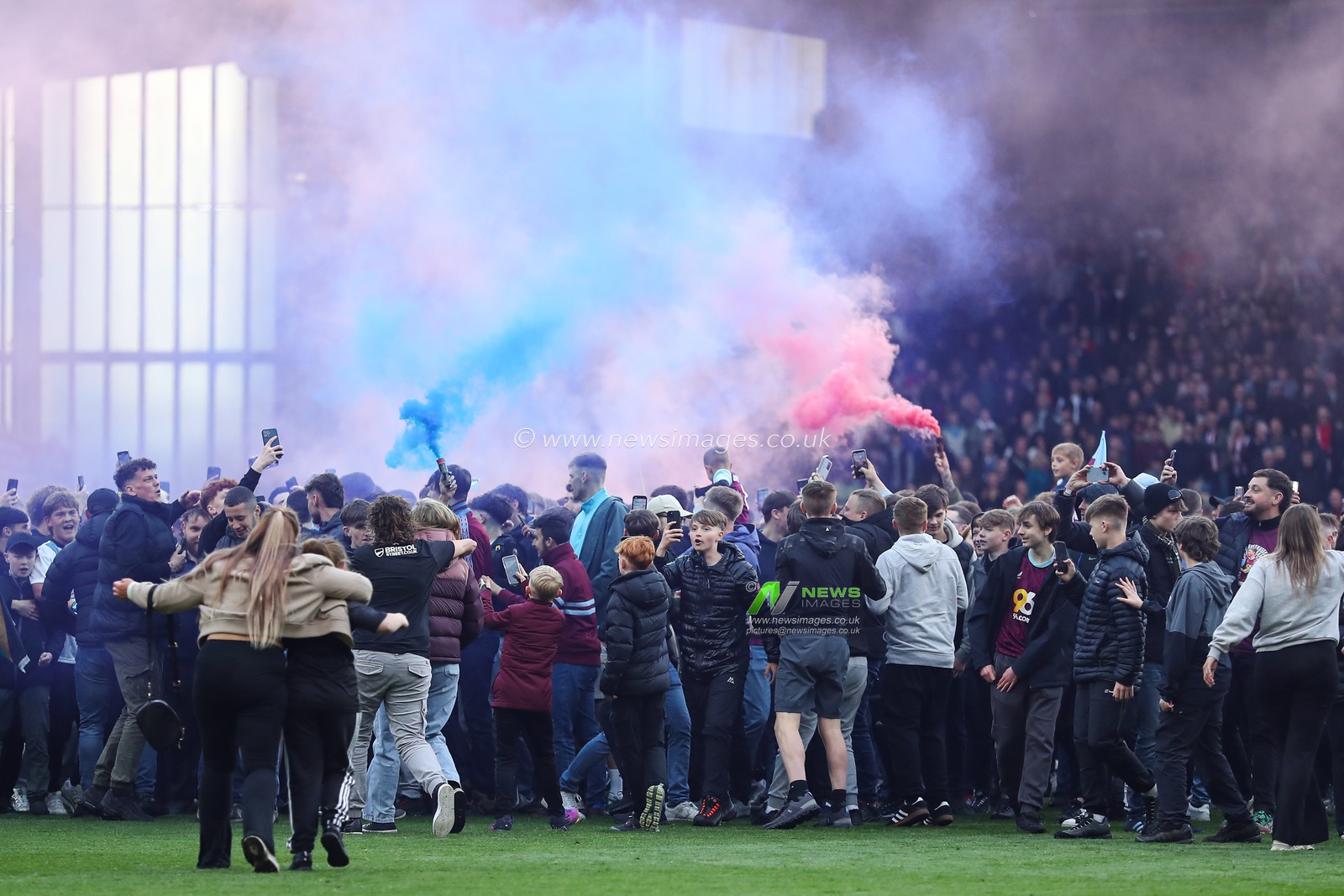 Burnley fans pitch evade and set of flares after the Sky Bet Championship match Burnley vs Sheffield United at Turf Moor, Burnley, United Kingdom, 21st April 2025

(Photo by Jorge Horsted/News Images)