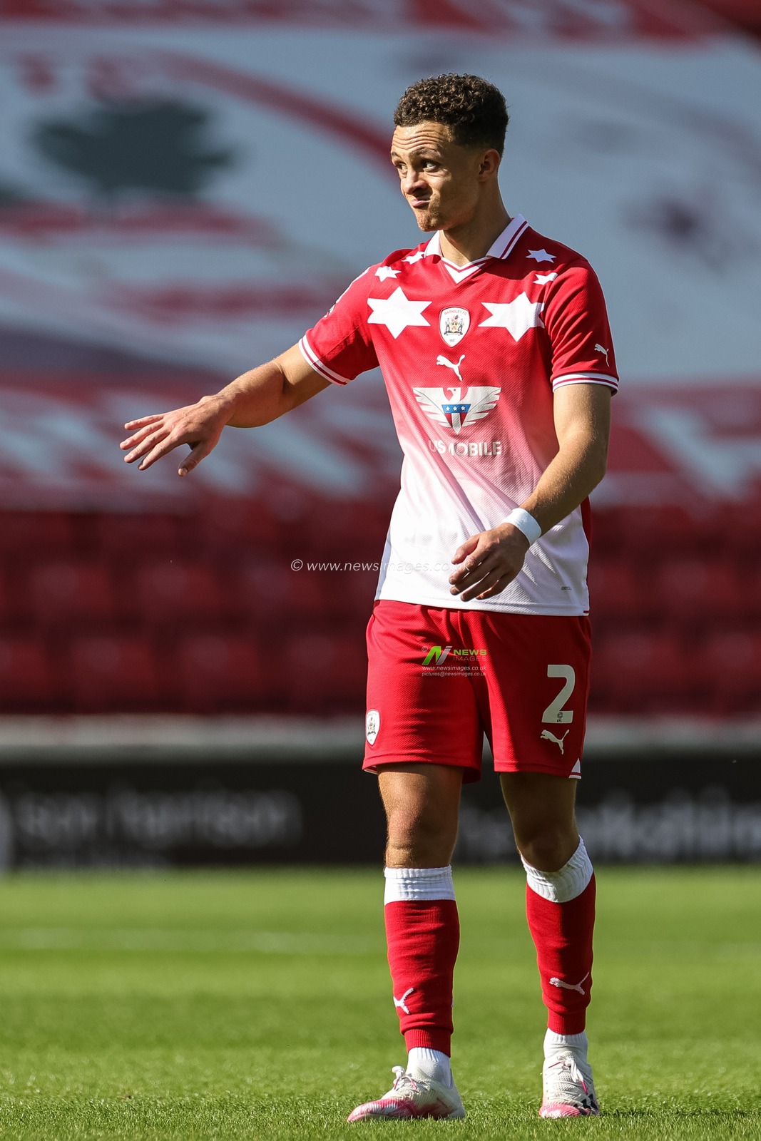 Jordan Williams #2 of Barnsley gives his team instructions  during the Sky Bet League 1 match Barnsley vs Oxford United at Oakwell, Barnsley, United Kingdom, 19th August 2023

(Photo by Mark Cosgrove/News Images)