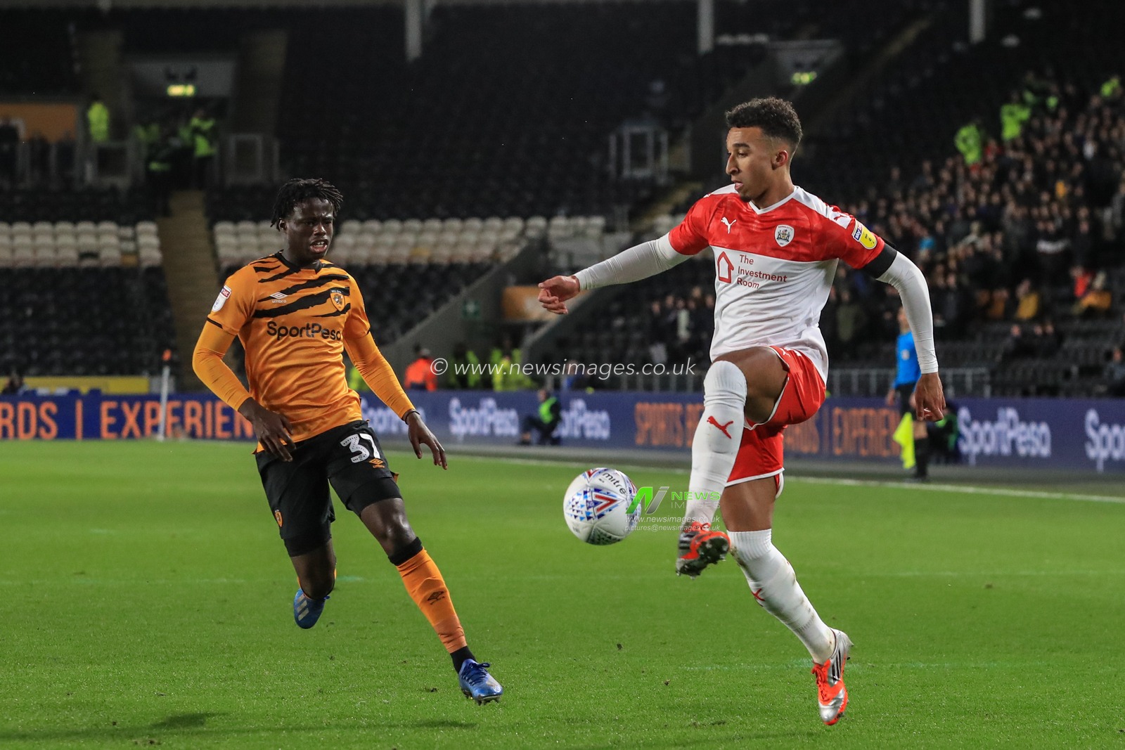 26th February 2020, KC Stadium, Kingston upon Hull, England; Sky Bet Championship, Hull City v Barnsley : Jacob Brown (7) of Barnsley controls the ball