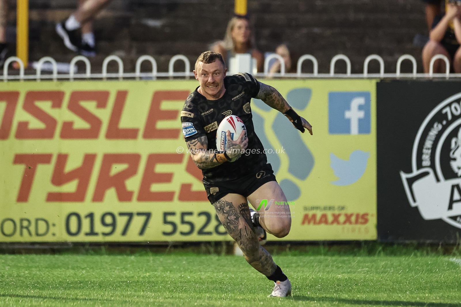 Josh Charnley of Leigh Leopards goes over for a try during the Betfred Super League Round 20 match Castleford Tigers vs Leigh Leopards at The Mend-A-Hose Jungle, Castleford, United Kingdom, 1st August 2024

(Photo by Mark Cosgrove/News Images)