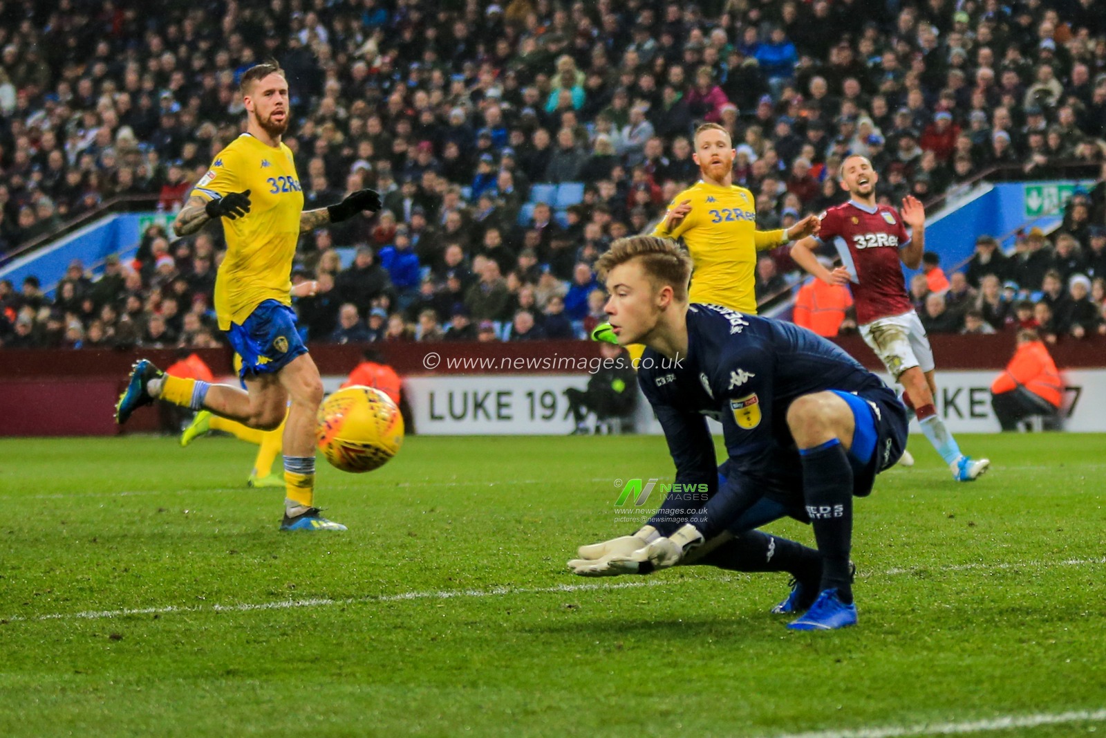 23rd December 2018, Villa Park, Birmingham, England ; Sky Bet Championship, Aston Villa vs Leeds United : 
Bailey Peacock-Farrell (01) of Leeds Utd gets behind the ball to make a save
Credit: Craig Milner/News Images

English Football League images are subject to DataCo Licence