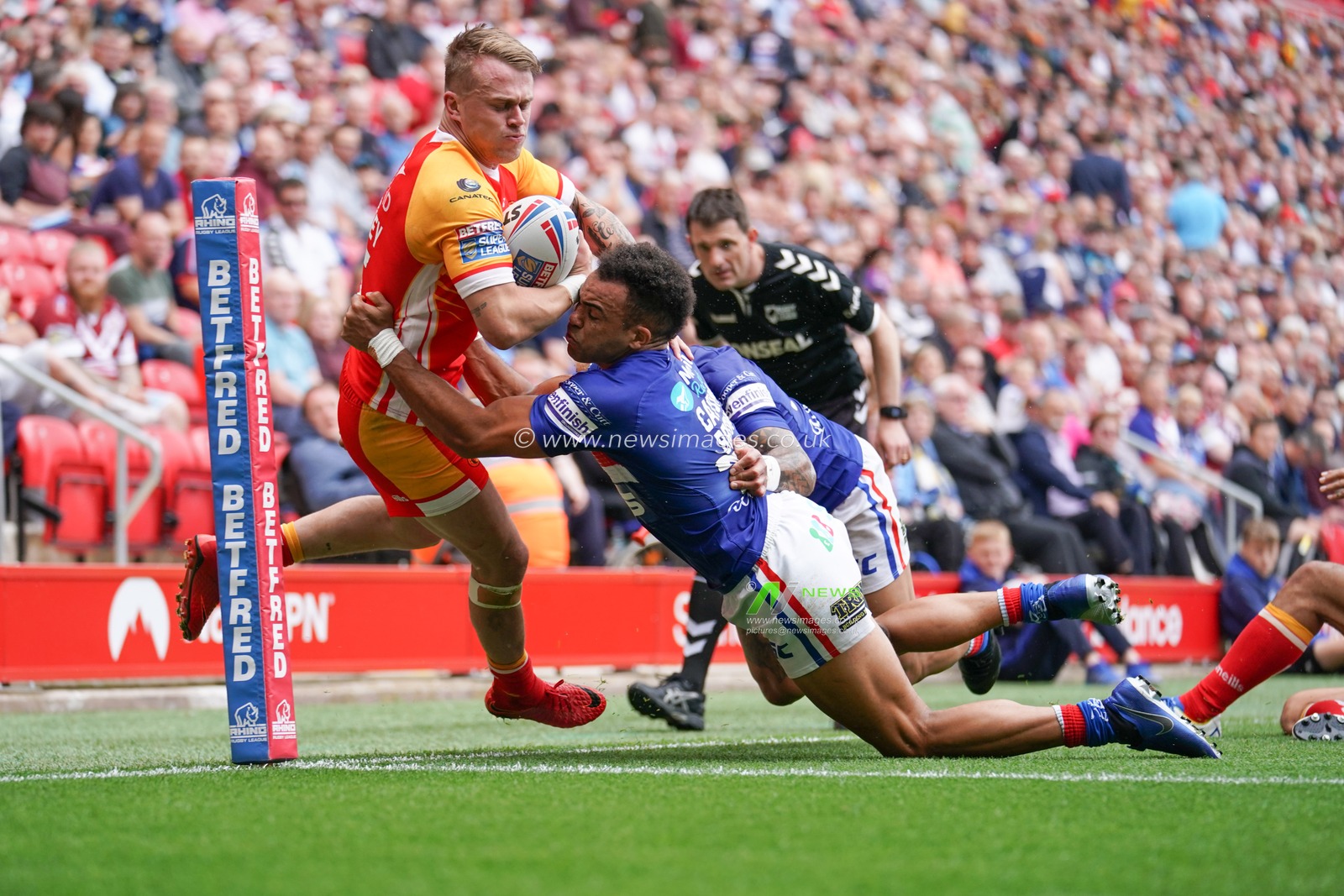 Catalans Dragons's Lewis Tierney is tackled by Wakefield Trinity's MASON CATON-BROWN


25th May 2019 , Anfield Stadium, Liverpool, England; Dacia Magic Weekend, Betfred Super League Round 16, Wakefield Trinity vs Catalans Dragons ;

Credit: Terry Donnelly/News Images