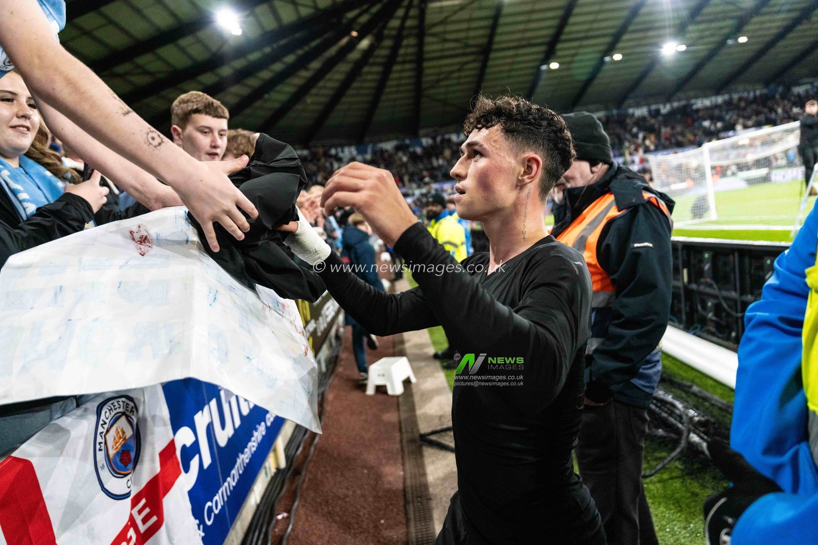 Phil Foden of Manchester City gives his shirt to a young fan, at the final whistle during the Carabao Cup Last 16 Swansea City vs Manchester City at Swansea.com Stadium, Swansea, United Kingdom, 29th October 2025

(Photo by Andrew Lewis/News Images)

*** GER AUT SUI OUT ***