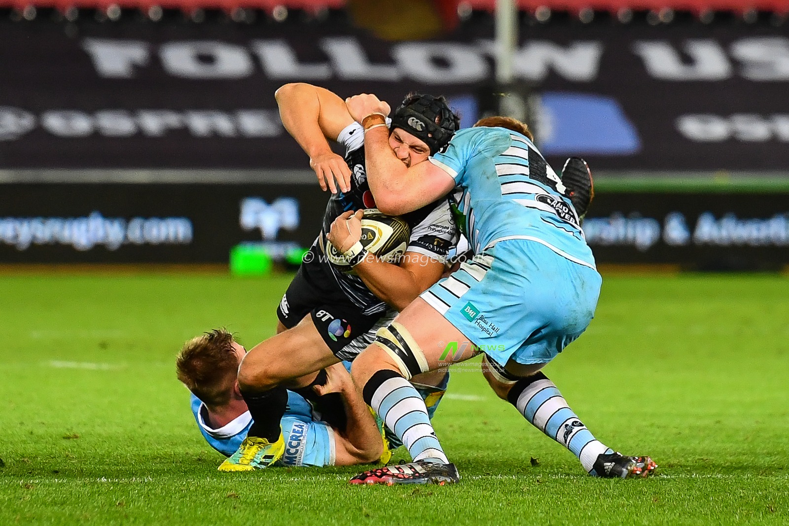 2nd November, Liberty Stadium , Swansea, Wales ; Guinness pro 14's Ospreys Rugby v Glasgow Warriors ; Dan Evans of Ospreys is tackled by Rob Harley of Glasgow Warriors 

Credit: Craig Thomas/News Images