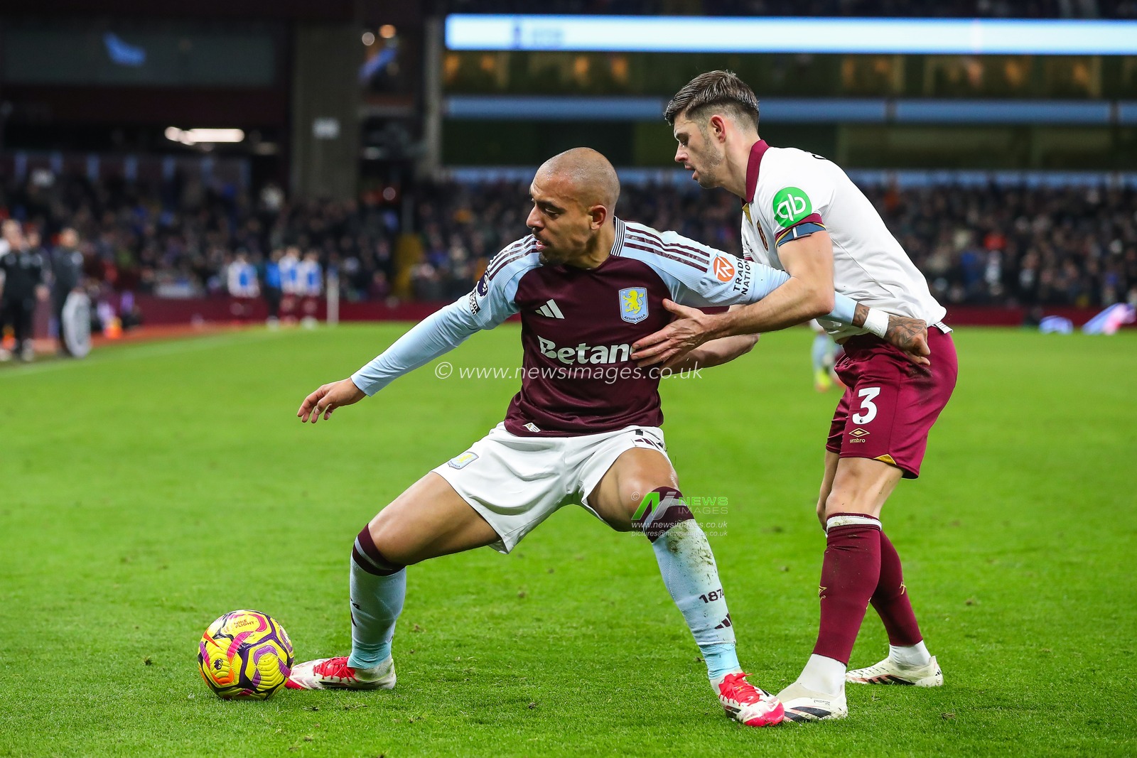 Donyell Malen of Aston Villa holds off Aaron Cresswell of West Ham United during the Premier League match Aston Villa vs West Ham United at Villa Park, Birmingham, United Kingdom, 26th January 2025

(Photo by Gareth Evans/News Images)