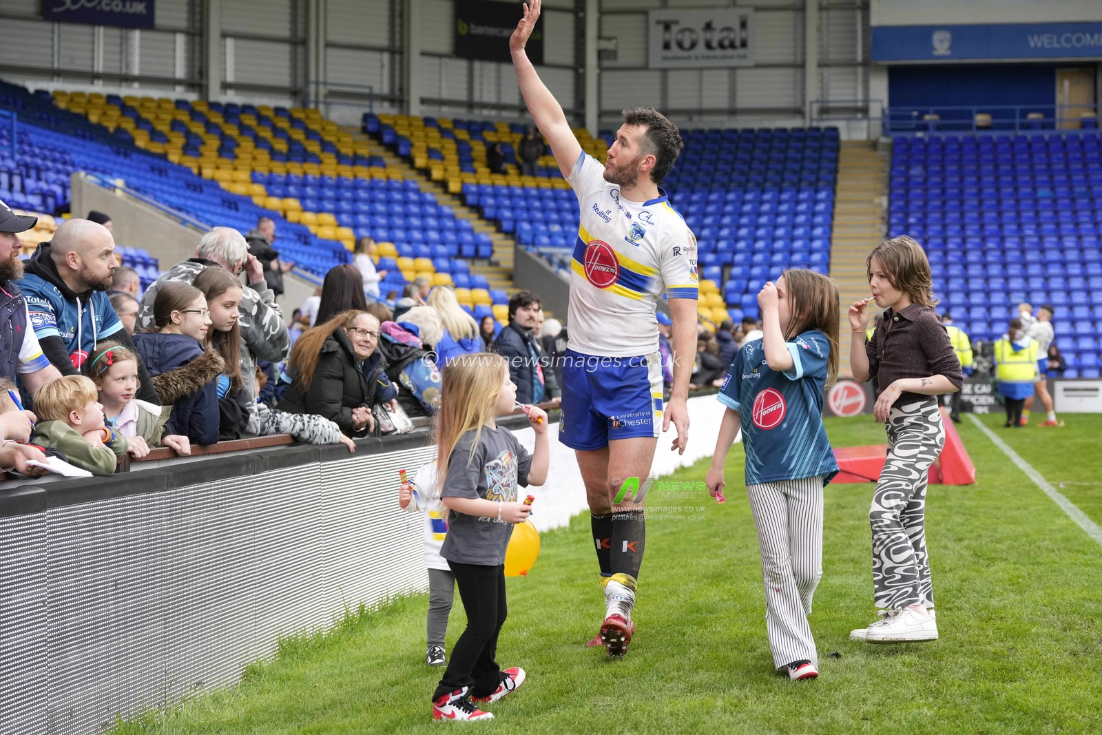 Stefan Ratchford #4 of Warrington Wolves salutes the fans after the Betfred Super League Round 7 match Warrington Wolves vs Hull FC at Halliwell Jones Stadium, Warrington, United Kingdom, 1st April 2023

(Photo by Steve Flynn/News Images)
