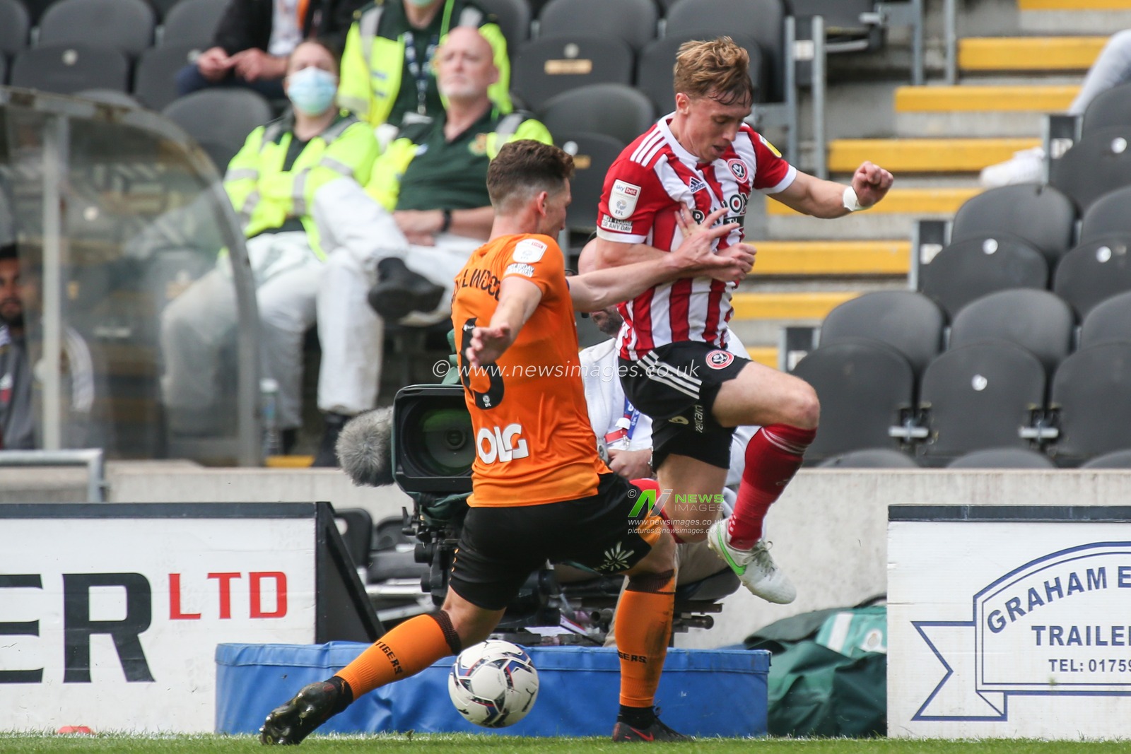Richard Smallwood #6 of Hull City and Rhys Norrington-Davies #33 of Sheffield United challenges for the ball