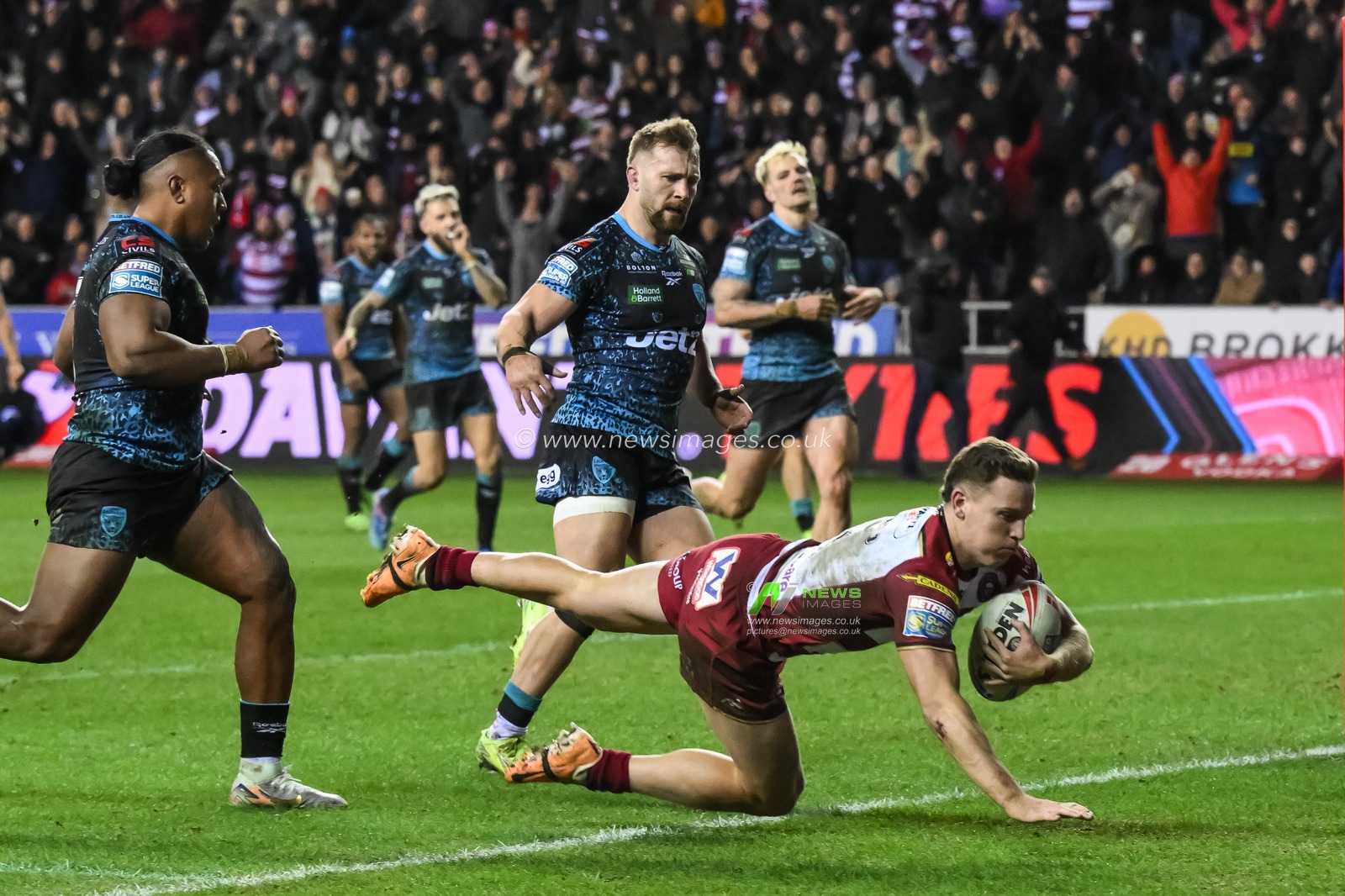 Jai Field of Wigan Warriors goes over for a try but is ruled out by the video referee, No Try during the Betfred Super League Round 1 match Wigan Warriors vs Leigh Leopards at The Brick Community Stadium, Wigan, United Kingdom, 13th February 2025

(Photo by Craig Thomas/News Images)