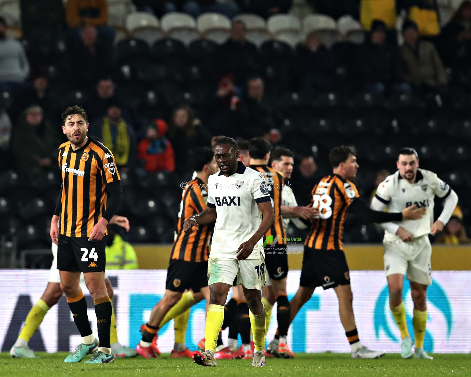 Both teams clash during the Sky Bet Championship match Hull City vs Oxford United at MKM Stadium, Hull, United Kingdom, 12th March 2025

(Photo by Sam Eaden/News Images)