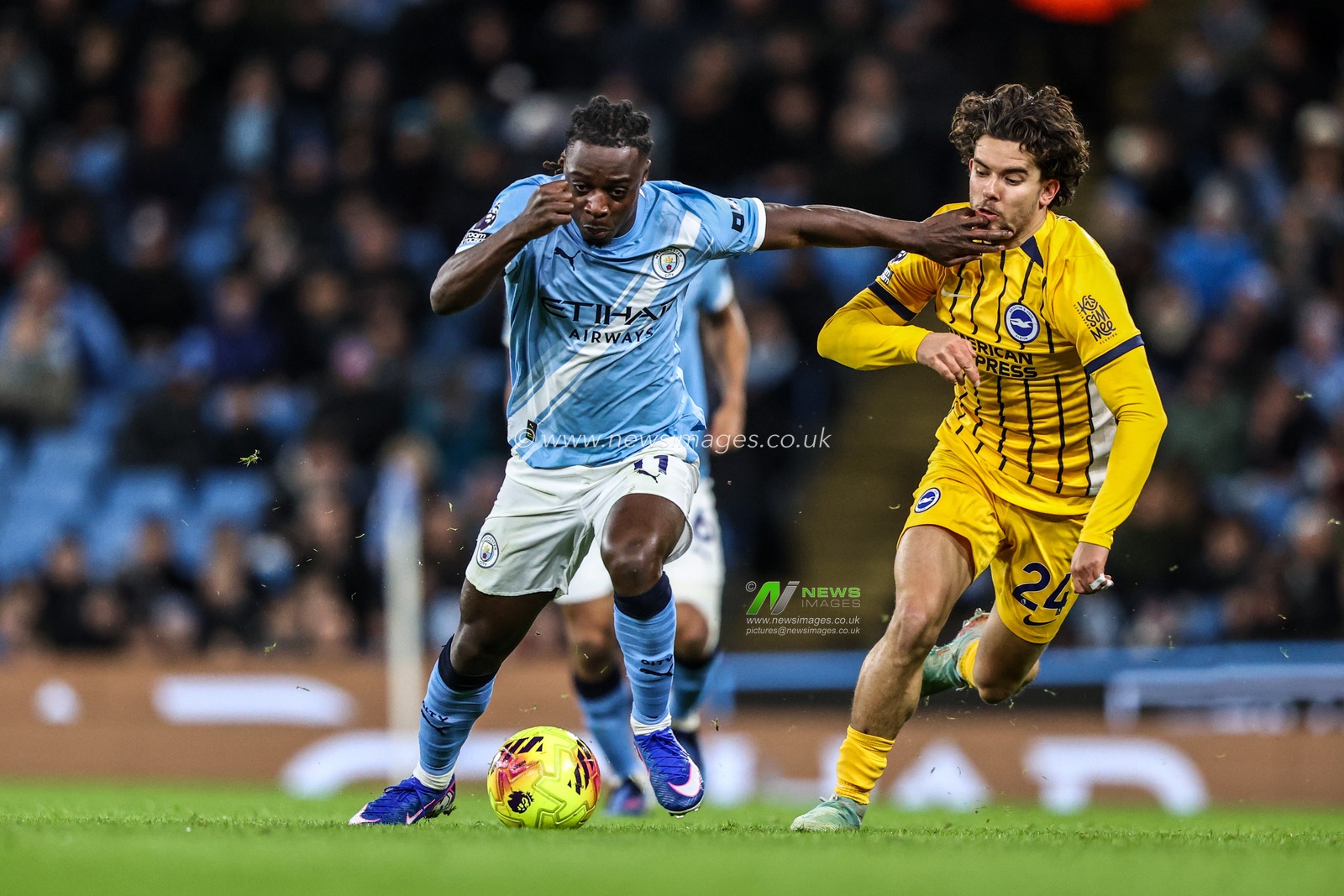 Jeremy Doku of Manchester City breaks with the ball under pressure from Ferdi Kadioglu of Brighton & Hove Albion during the Premier League match Manchester City vs Brighton and Hove Albion at Etihad Stadium, Manchester, United Kingdom, 7th January 2026

(Photo by Alfie Cosgrove/News Images)

*** GER AUT SUI OUT ***