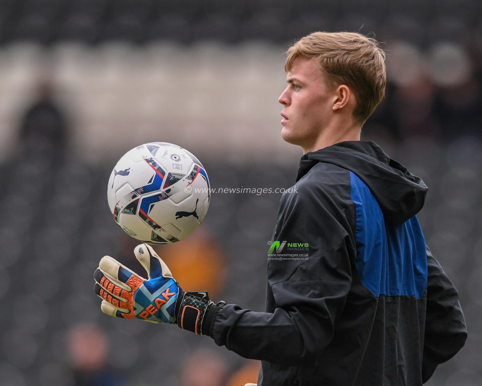 Harvey Cartwright #32 of Hull City warming up before the game