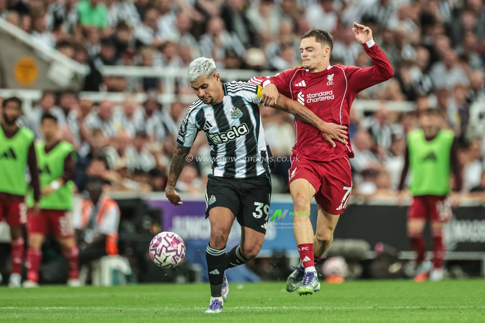 Bruno Guimarães of Newcastle United and Florian Wirtz of Liverpool battle for the ball during the Premier League match Newcastle United vs Liverpool at St. James's Park, Newcastle, United Kingdom, 25th August 2025

(Photo by Mark Cosgrove/News Images)