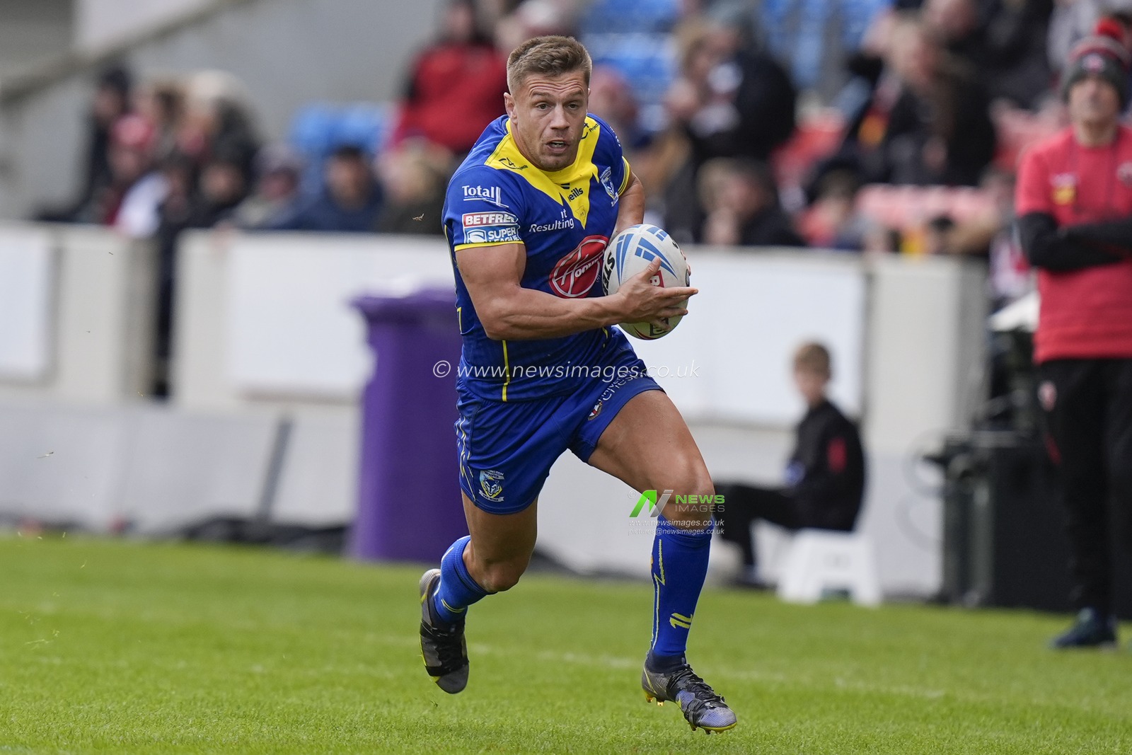 Matty Russell of Warrington Wolves makes a break during the Betfred Super League Round 9 match Salford Red Devils vs Warrington Wolves at Salford Community Stadium, Eccles, United Kingdom, 27th April 2024

(Photo by Steve Flynn/News Images)