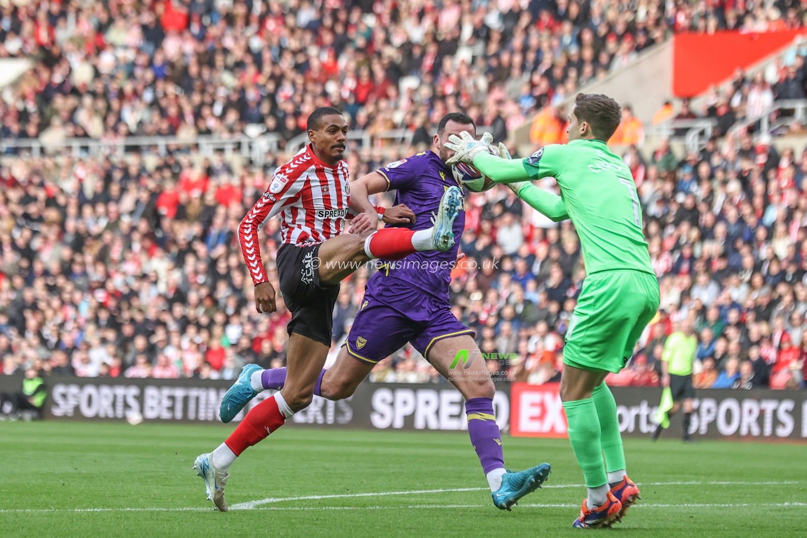 Jamie Cumming of Oxford United beats Wilson Isidor of Sunderland to the ball during the Sky Bet Championship match Sunderland vs Oxford United at Stadium Of Light, Sunderland, United Kingdom, 26th October 2024

(Photo by Alfie Cosgrove/News Images)