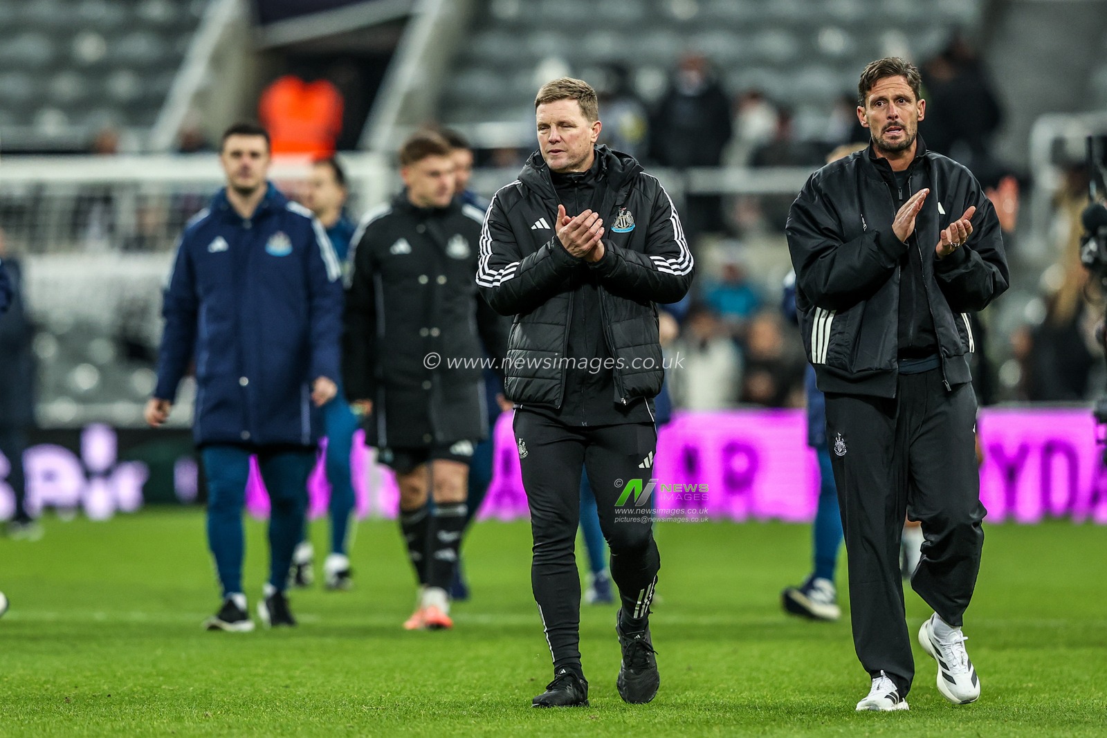 Eddie Howe manager of Newcastle United applauds the fans after the game during the Premier League match Newcastle United vs Tottenham Hotspur at St. James's Park, Newcastle, United Kingdom, 2nd December 2025

(Photo by Alfie Cosgrove/News Images)

*** GER AUT SUI OUT ***