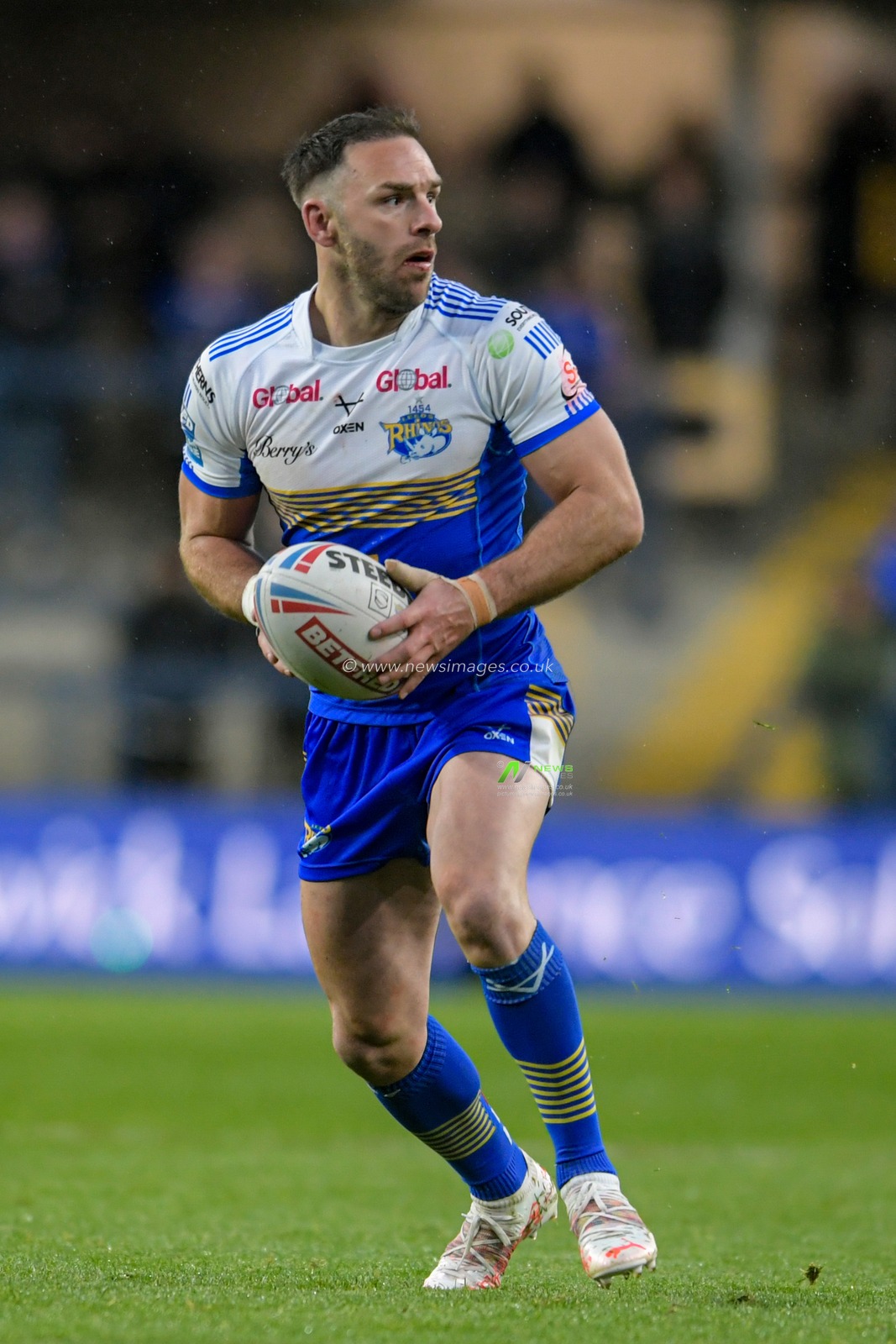 Luke Gale (7) of Leeds Rhinos looks for a passing option
