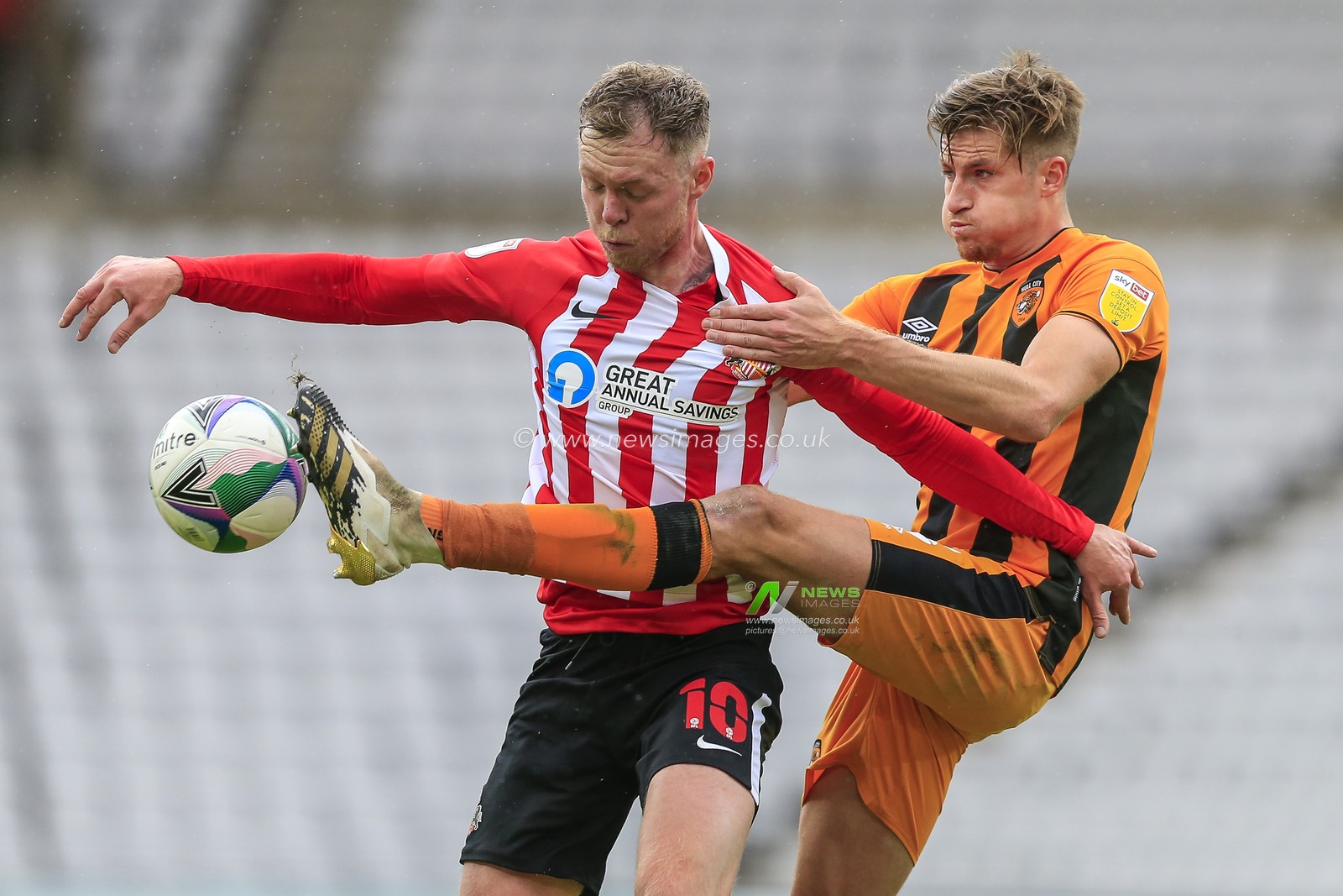 Reece Burke (5) of Hull City challenges Aiden O'Brien (10) of Sunderland for the ball