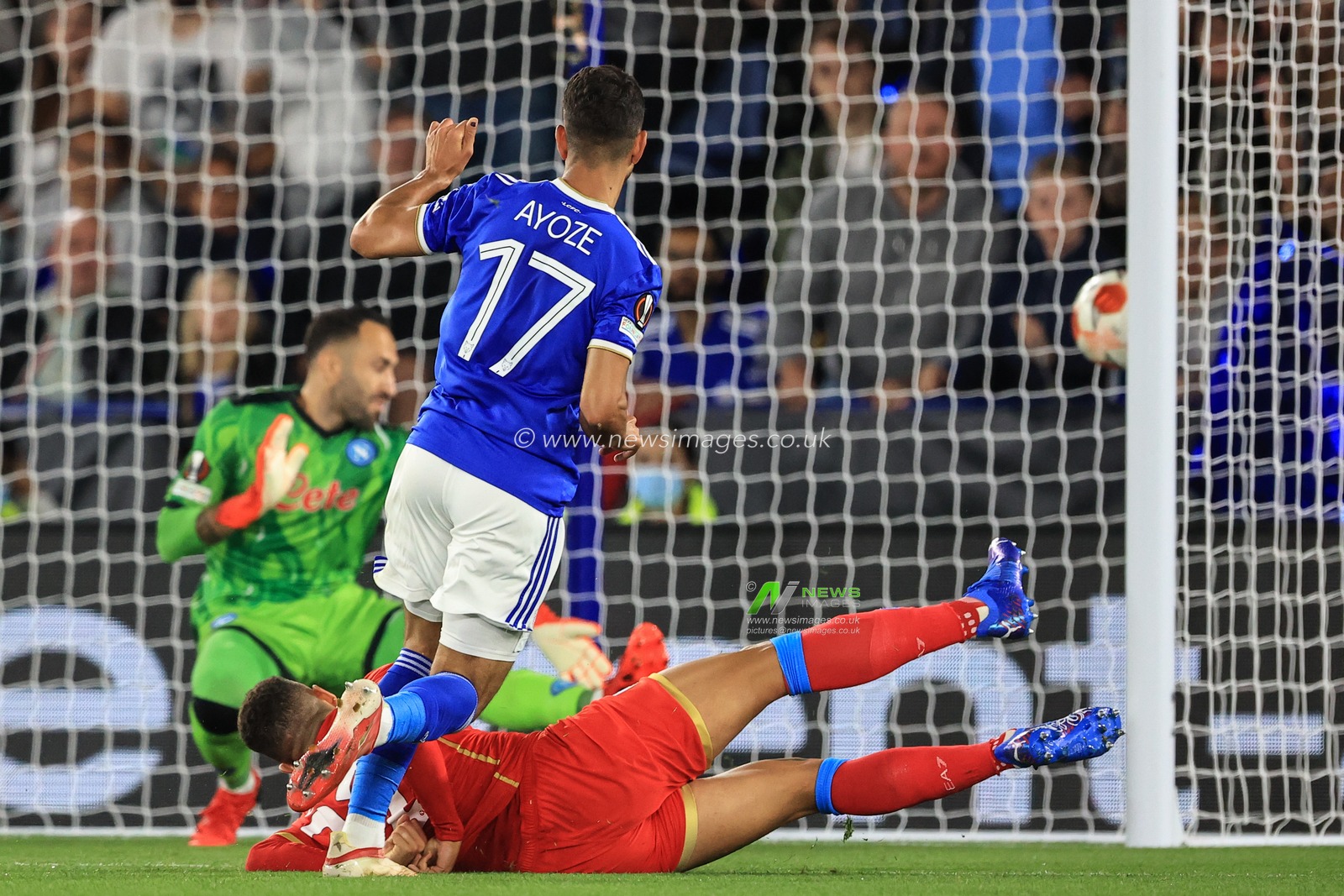 Ayoze Perez #17 of Leicester City scores to make it 1-0