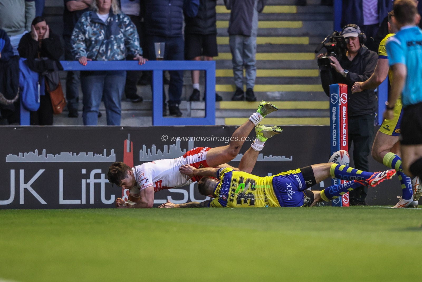 Jon Bennison of St. Helens goes over for a try during the Betfred Super League Round 9 match Warrington Wolves vs St Helens at Halliwell Jones Stadium, Warrington, United Kingdom, 24th April 2025

(Photo by Alfie Cosgrove/News Images)