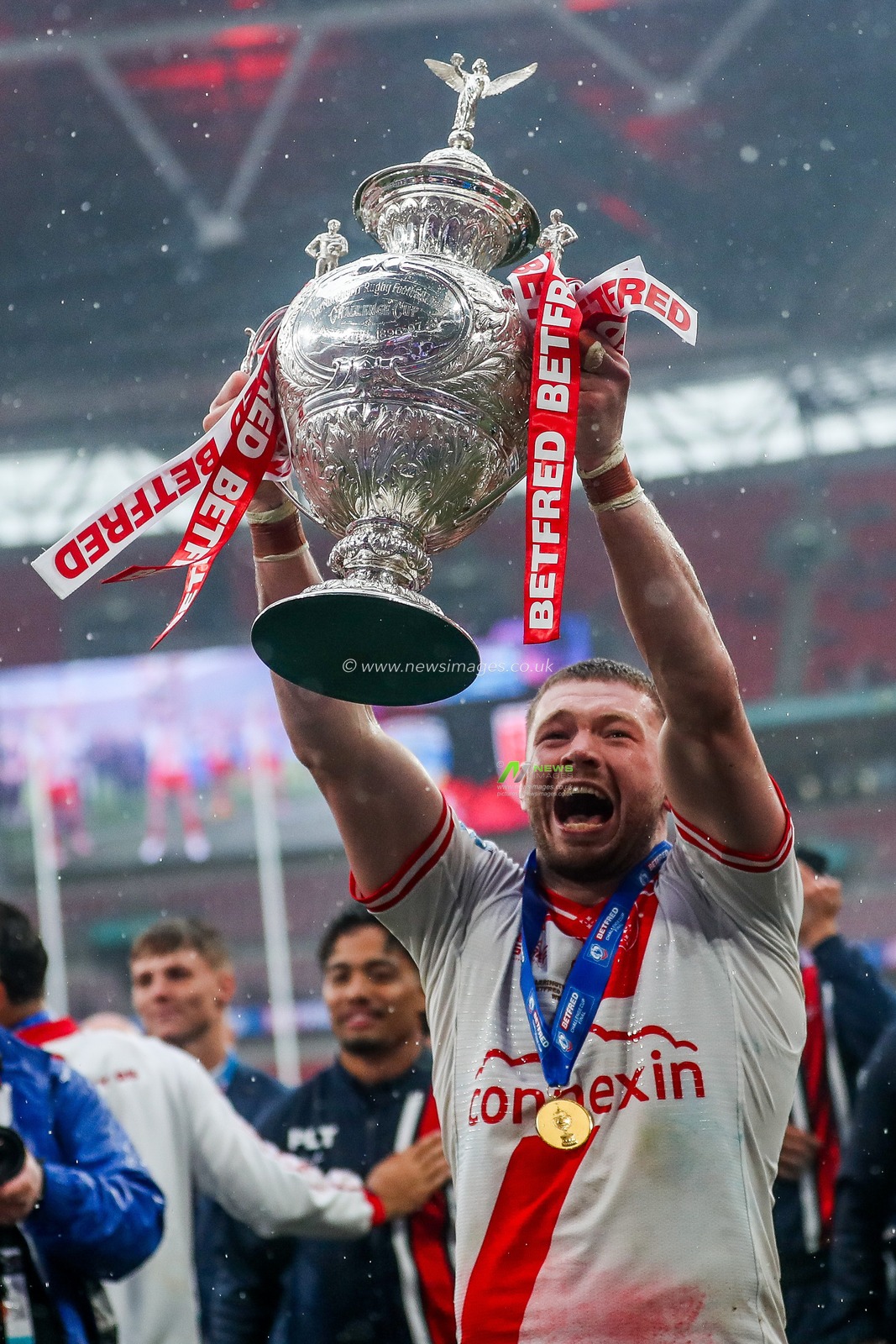 Hull KR lift the he Betfred Challenge Cup after the teams victory following the Betfred Challenge Cup Final Warrington Wolves vs Hull KR at Wembley Stadium, London, United Kingdom, 7th June 2025

(Photo by Izzy Poles/News Images)
