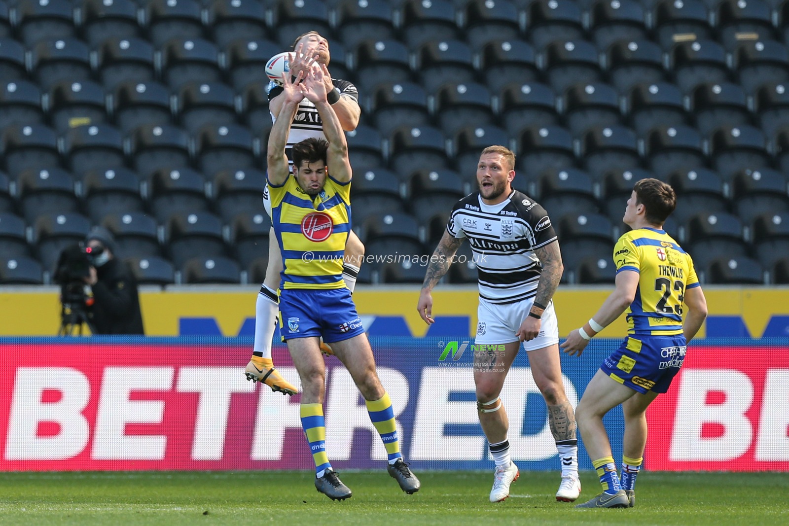 Adam Swift (21) of Hull FC and \Jake Mamo (18) of Warrington Wolves go up for a high ball
