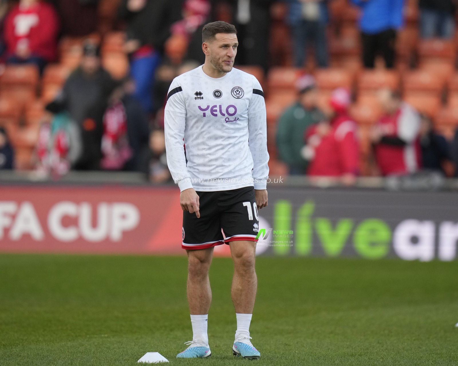 Billy Sharp #10 of Sheffield United warms up before the Emirates FA Cup fourth round match Wrexham vs Sheffield United at The Racecourse Ground, Wrexham, United Kingdom, 29th January 2023

(Photo by Steve Flynn/News Images)