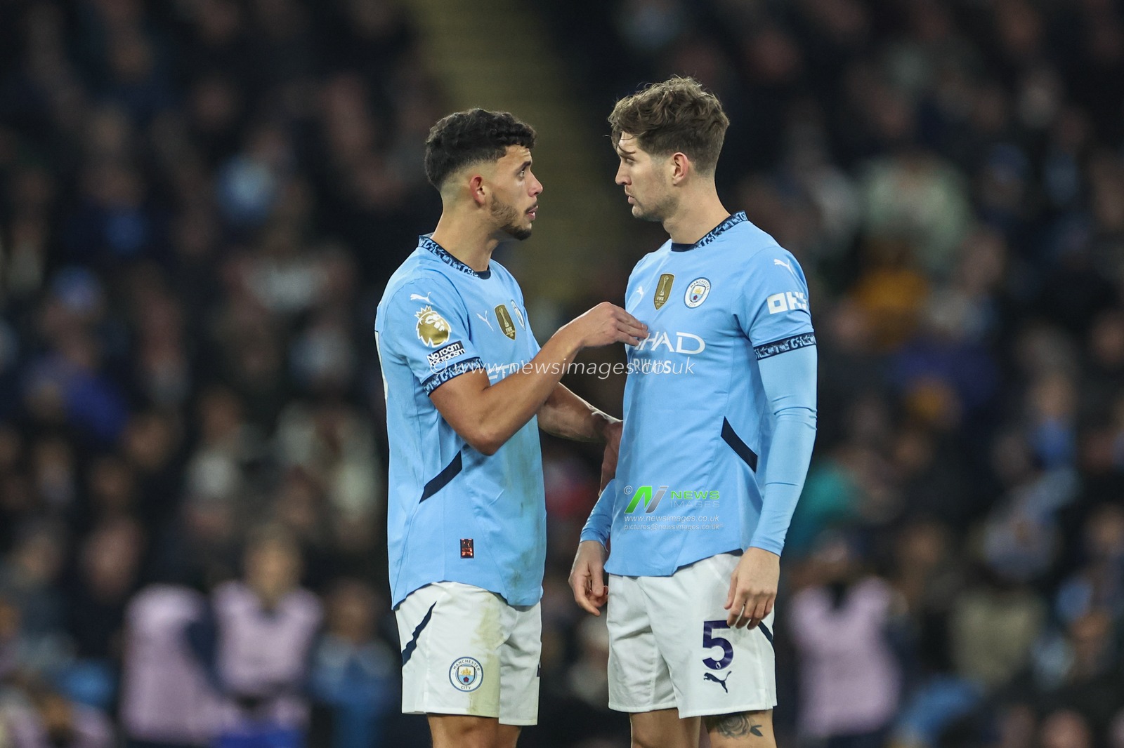 Matheus Nunes of Manchester City speaks to John Stones of Manchester City during the Premier League match Manchester City vs Chelsea at Etihad Stadium, Manchester, United Kingdom, 25th January 2025

(Photo by Mark Cosgrove/News Images)