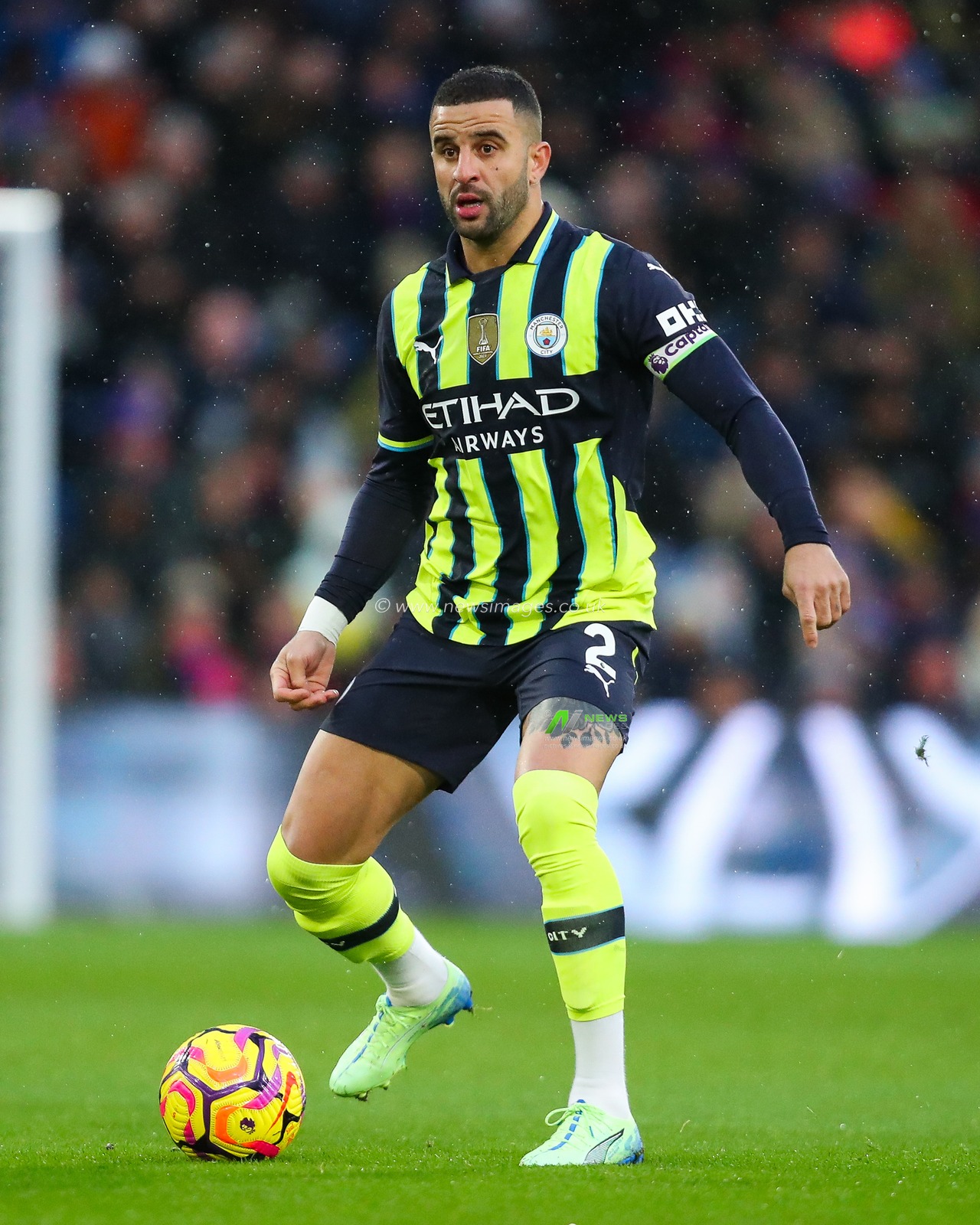 Kyle Walker of Manchester City passes the ball during the Premier League match Crystal Palace vs Manchester City at Selhurst Park, London, United Kingdom, 7th December 2024

(Photo by Izzy Poles/News Images)