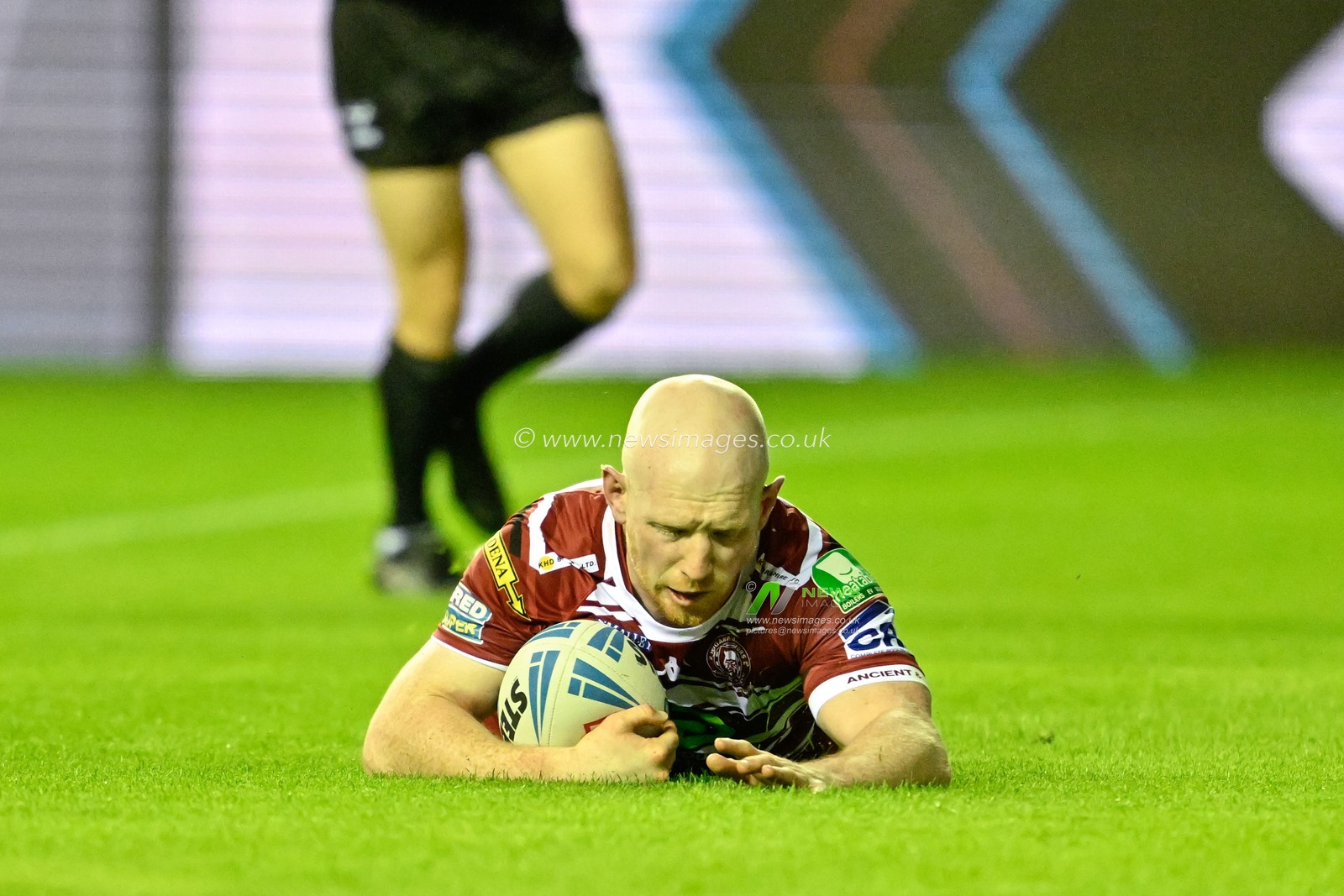 Liam Farrell of Wigan Warriors goes over for a try to make it 22-6 Wigan during the Betfred Super League Round 16 match Wigan Warriors vs Leigh Leopards at DW Stadium, Wigan, United Kingdom, 5th July 2024

(Photo by Cody Froggatt/News Images)