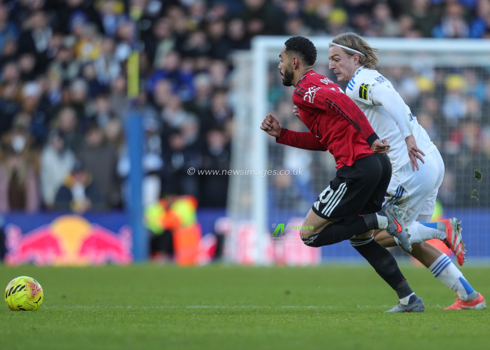 Matheus Cunha of Manchester United in action during the Premier League match Leeds United vs Manchester United at Elland Road, Leeds, United Kingdom, 4th January 2026

(Photo by Richard Bierton/News Images)

*** GER AUT SUI OUT ***