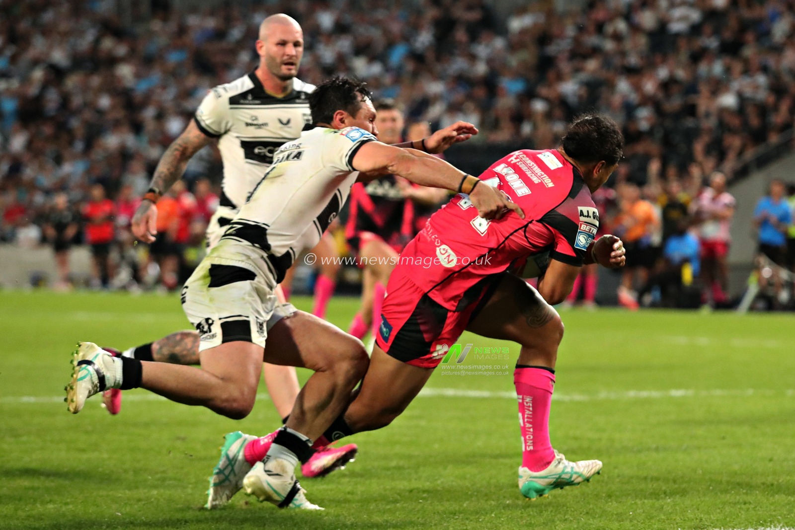 Tom Amone of Castleford Tigers scores a try during the Betfred Super League Round 14 Hull FC vs Castleford Tigers at MKM Stadium, Hull, United Kingdom, 13th June 2025

(Photo by Sam Eaden/News Images)