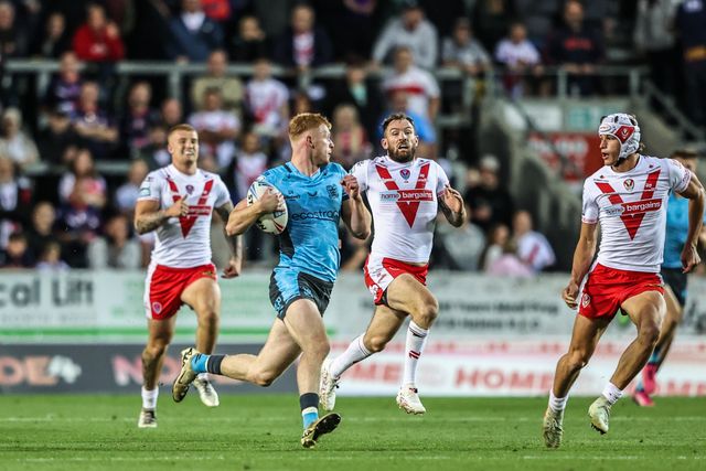 Harvey Barron of Hull FC breaks with the ball during the Betfred Super League round 23 match St Helens vs Hull FC at Totally Wicked Stadium, St Helens, United Kingdom, 22nd August 2025

(Photo by Alfie Cosgrove/News Images)