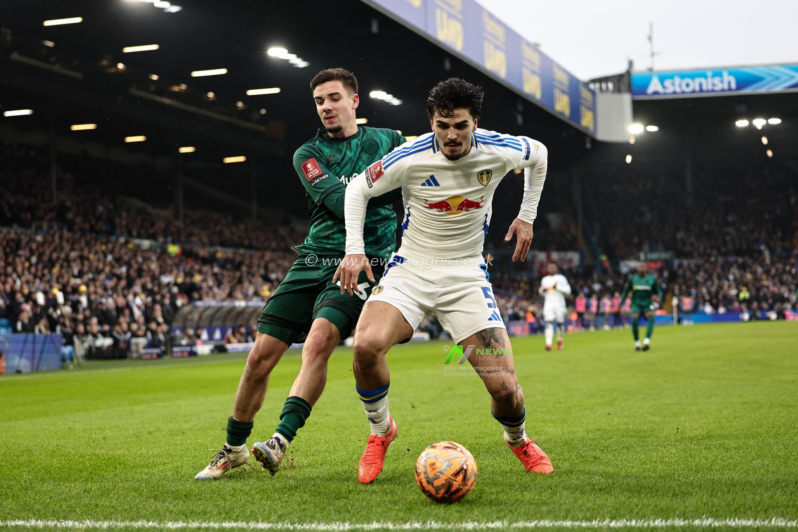 Pascal Struijk of Leeds United holds off Camiel Neghli of Millwall  during the Emirates FA Cup Fourth Round match Leeds United vs Millwall at Elland Road, Leeds, United Kingdom, 8th February 2025

(Photo by Mark Cosgrove/News Images)