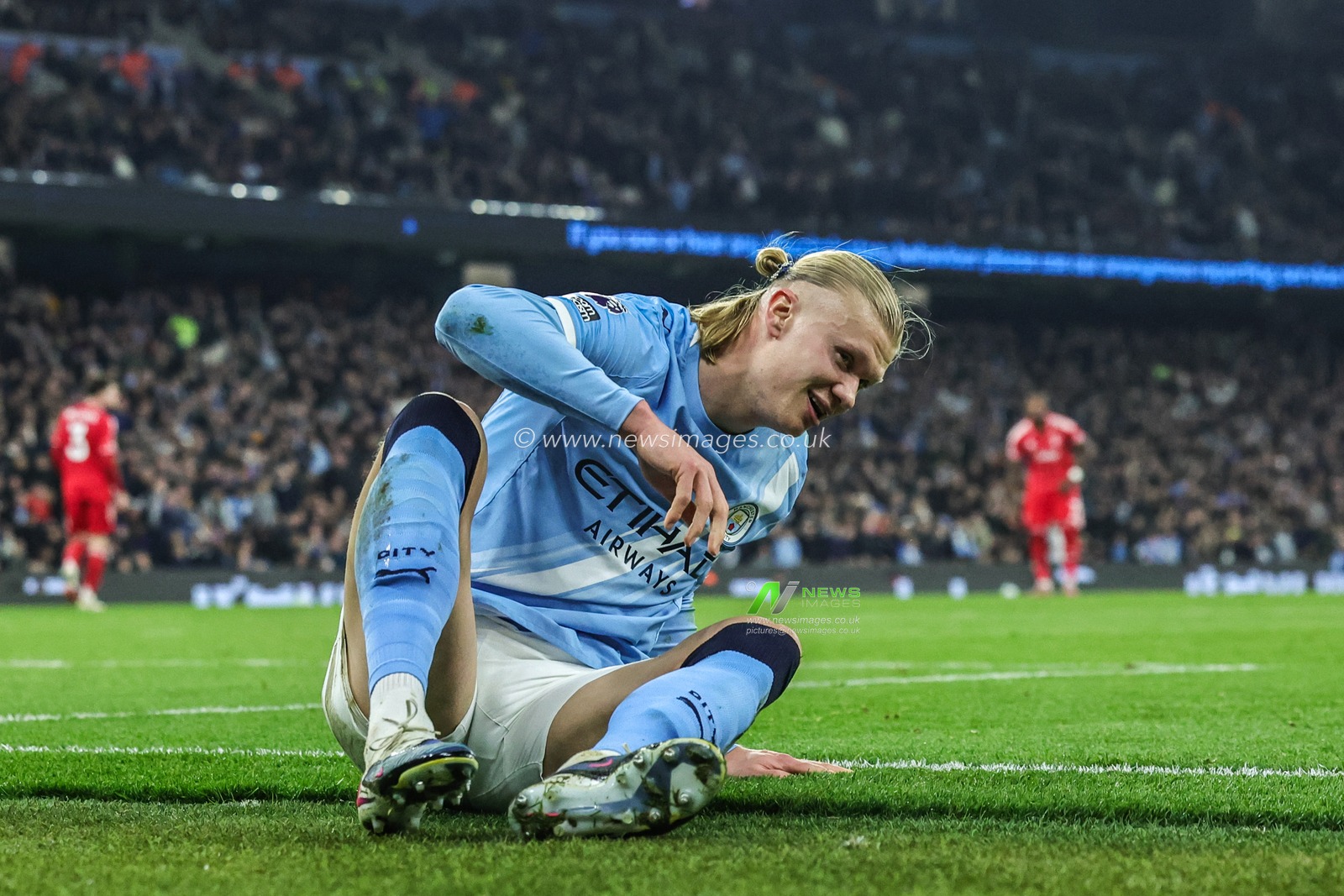 Erling Haaland of Manchester City is brought down inside the Forest box by Nottingham Forest goalkeeper Matz Sels during the Premier League match Manchester City vs Nottingham Forest at Etihad Stadium, Manchester, United Kingdom on 04 March 2026

(Photo by Mark Cosgrove/News Images)