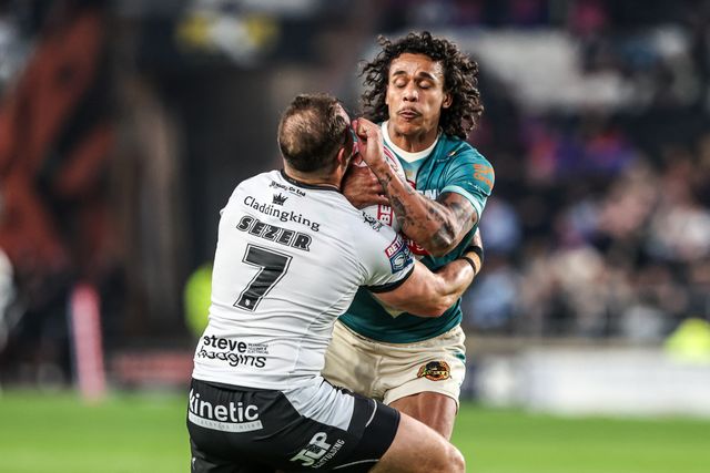 Tristan Sailor of St Helens is tackled by Aidan Sezer of Hull FC during the Betfred Super League round 8 match Hull FC vs St Helens at MKM Stadium, Hull, United Kingdom on 16 April 2026

(Photo by Alfie Cosgrove/News Images)