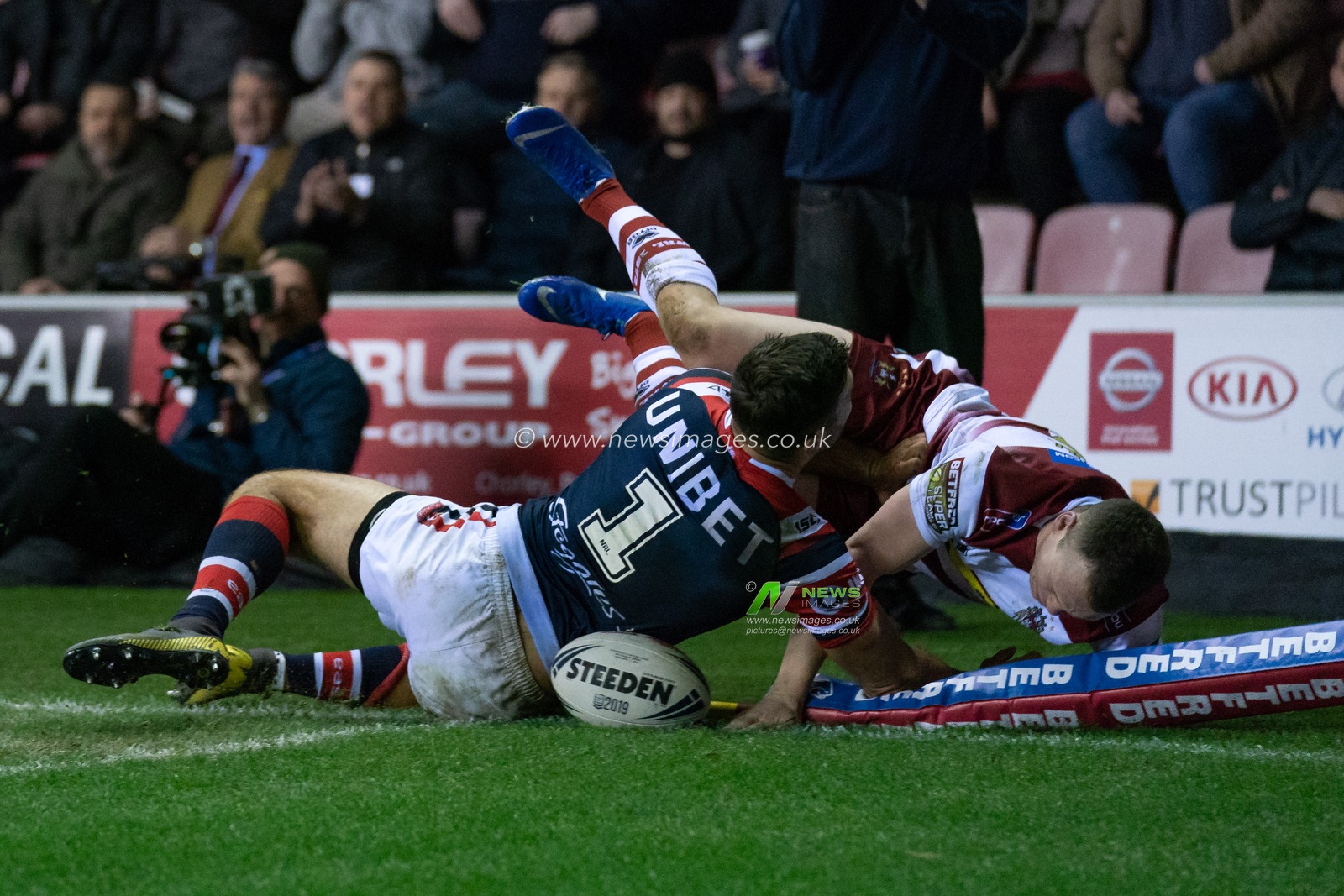 Wigan Warriors's Liam Marshall goes over for a try


17th February  2019 , DW Stadium, Wigan, England;  Betfred World Club Challenge, Wigan Warriors vs Sydney Roosters ; 

Credit: Terry Donnelly/News Images