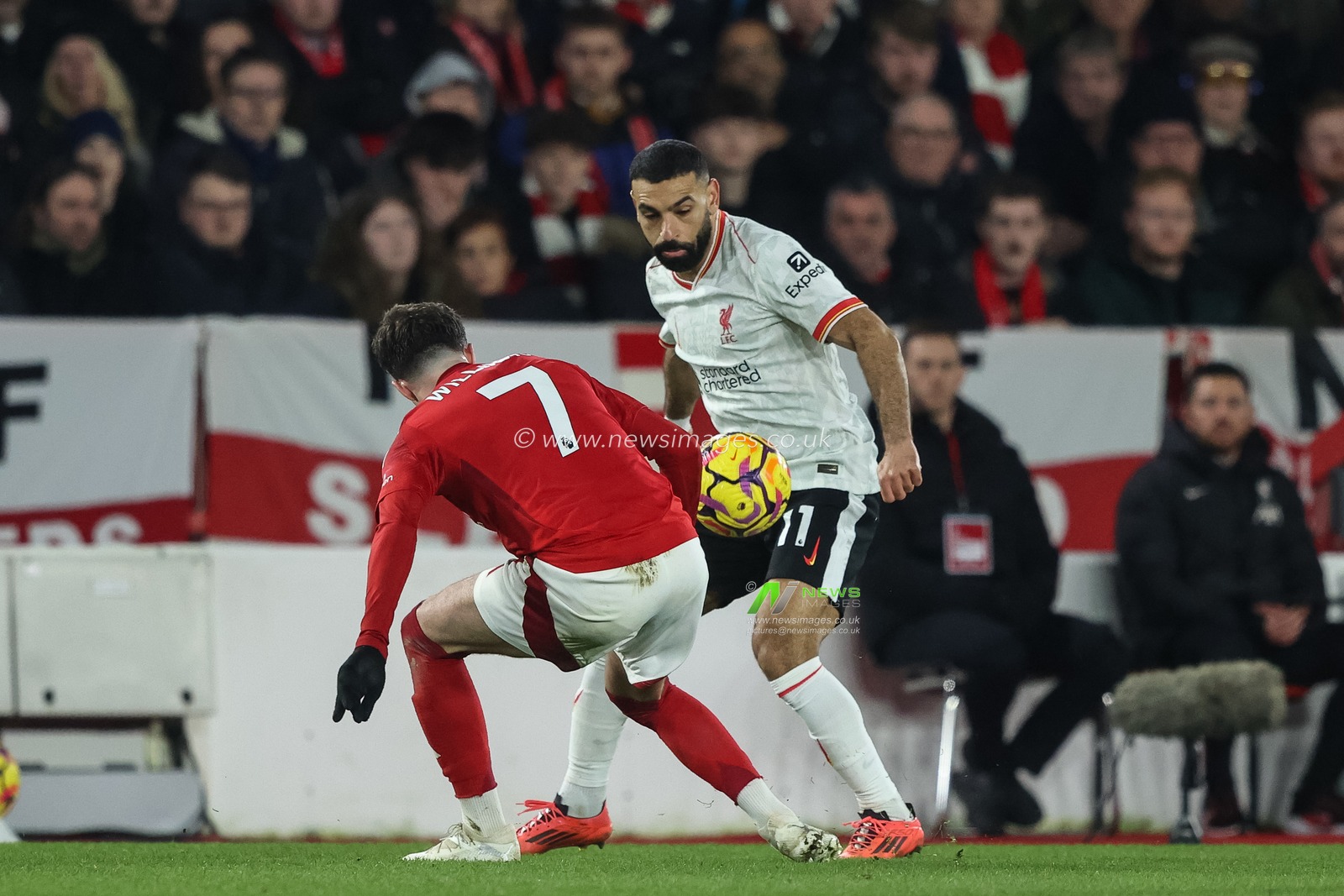 Mohamed Salah of Liverpool holds the ball pressured by Neco Williams of Nottingham Forest during the Premier League match Nottingham Forest vs Liverpool at City Ground, Nottingham, United Kingdom, 14th January 2025

(Photo by Alfie Cosgrove/News Images)