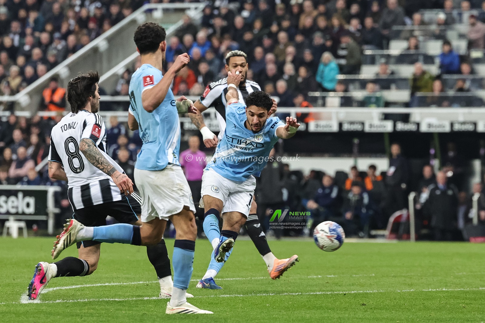 Omar Marmoush of Manchester City scores to make it 1-3 during the Emirates FA Cup 5th Round  match Newcastle Untied vs Manchester City at St. James's Park, Newcastle, United Kingdom on 07 March 2026

(Photo by Mark Cosgrove/News Images)