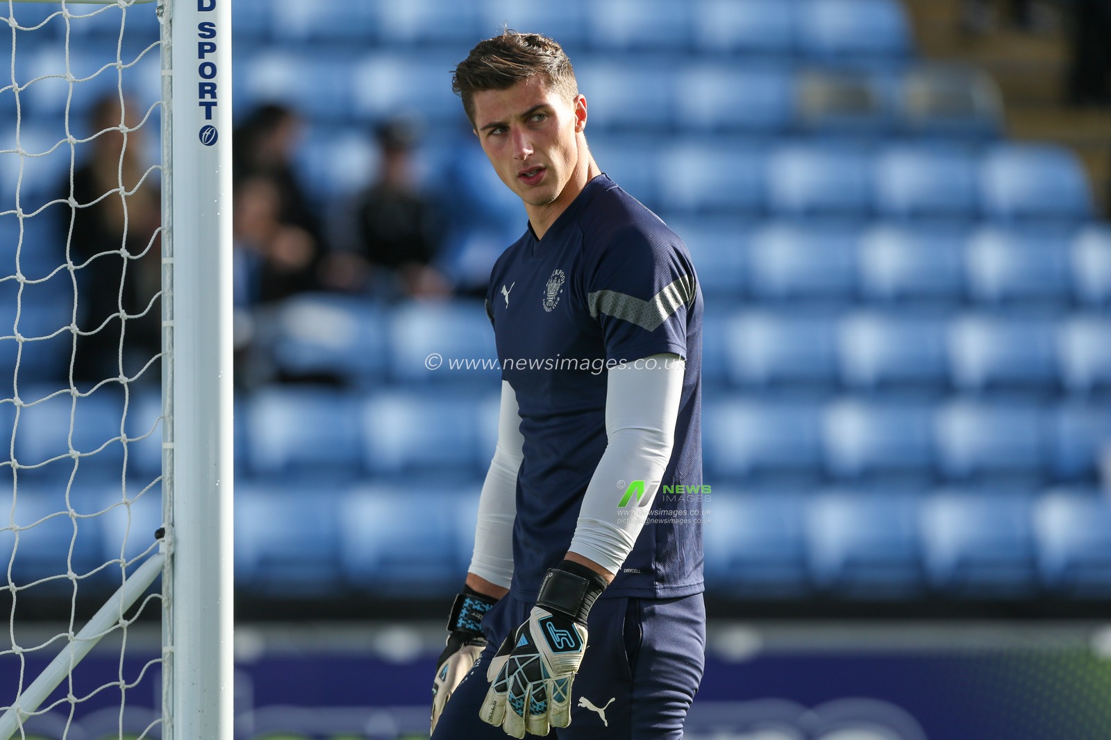 Stuart Moore #13 of Blackpool warms up during the Sky Bet Championship match Coventry City vs Blackpool at Coventry Building Society Arena, Coventry, United Kingdom, 29th October 2022

(Photo by Arron Gent/News Images)