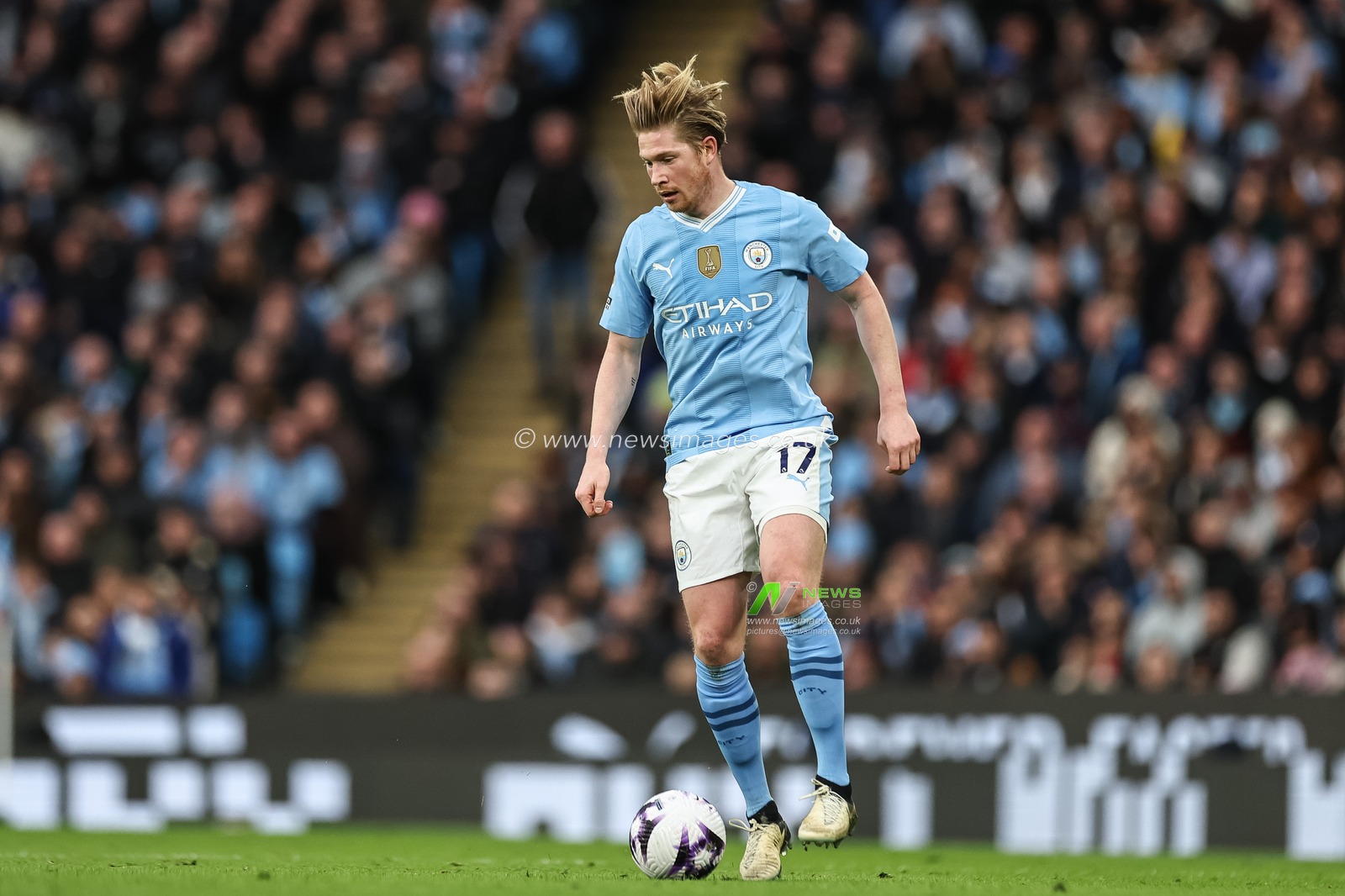 Kevin De Bruyne of Manchester City with the ball during the Premier League match Manchester City vs Manchester United at Etihad Stadium, Manchester, United Kingdom, 3rd March 2024

(Photo by Mark Cosgrove/News Images)