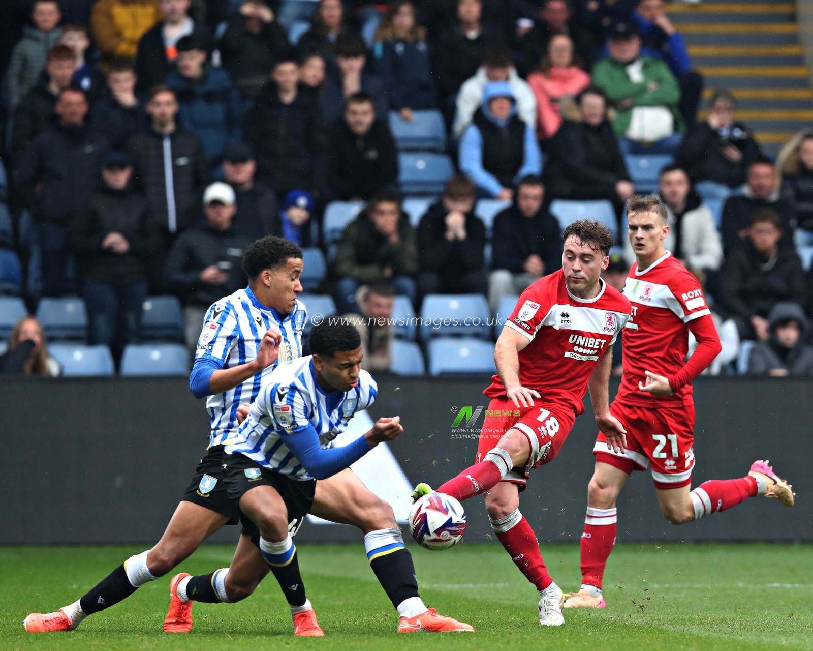 Aidan Morris of Middlesbrough Football Club shoots during the Sky Bet Championship match Sheffield Wednesday vs Middlesbrough at Hillsborough, Sheffield, United Kingdom, 21st April 2025

(Photo by Sam Eaden/News Images)