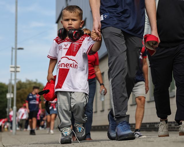 A young Hull KR fan arrives during the Betfred Super League Round 25 match Hull KR vs Hull FC at Sewell Group Craven Park, Kingston upon Hull, United Kingdom, 7th September 2025

(Photo by Mark Cosgrove/News Images)