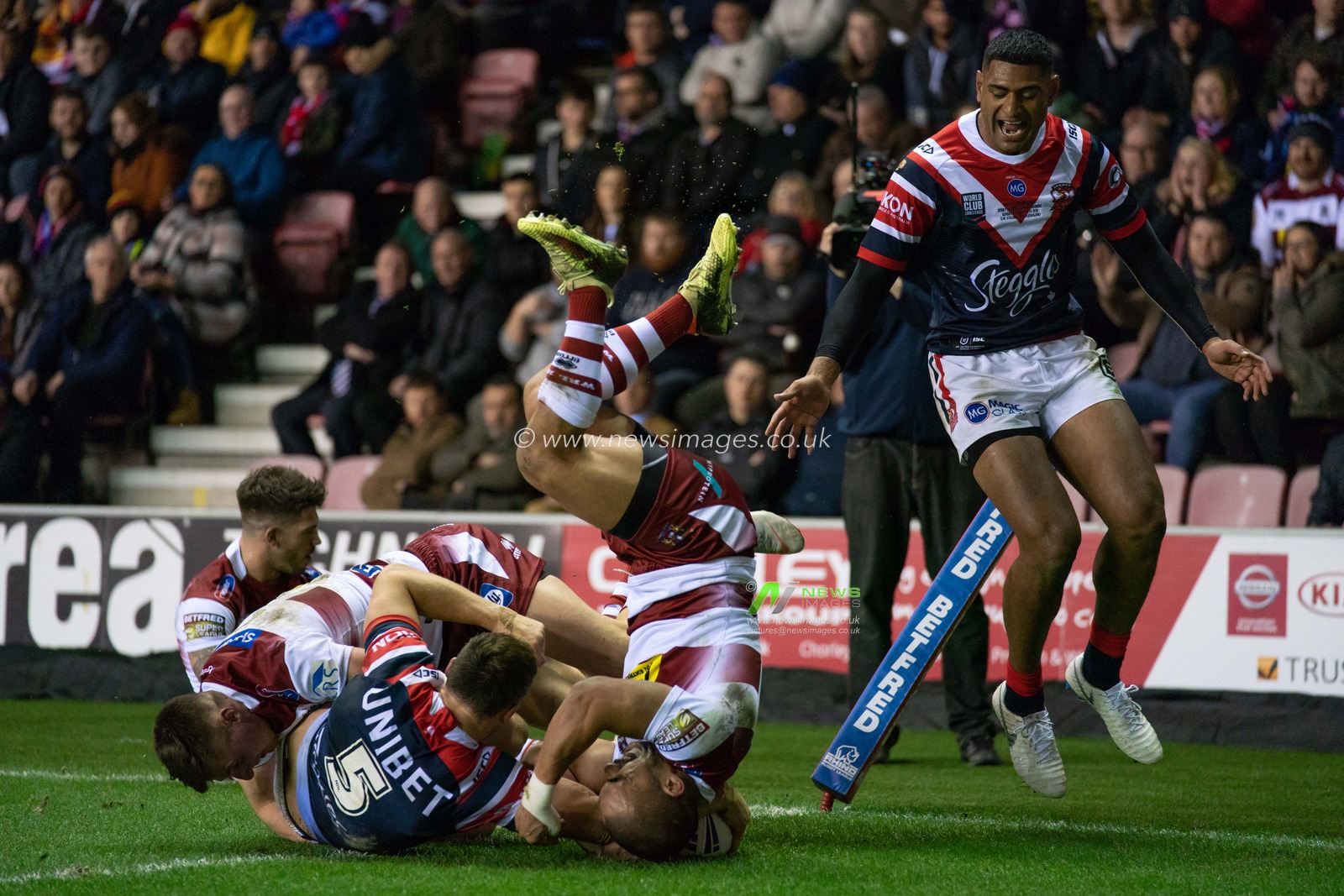 Sydney Roosters Brett Morris goes over to scores his sides third try


17th February  2019 , DW Stadium, Wigan, England;  Betfred World Club Challenge, Wigan Warriors vs Sydney Roosters ; 

Credit: Terry Donnelly/News Images