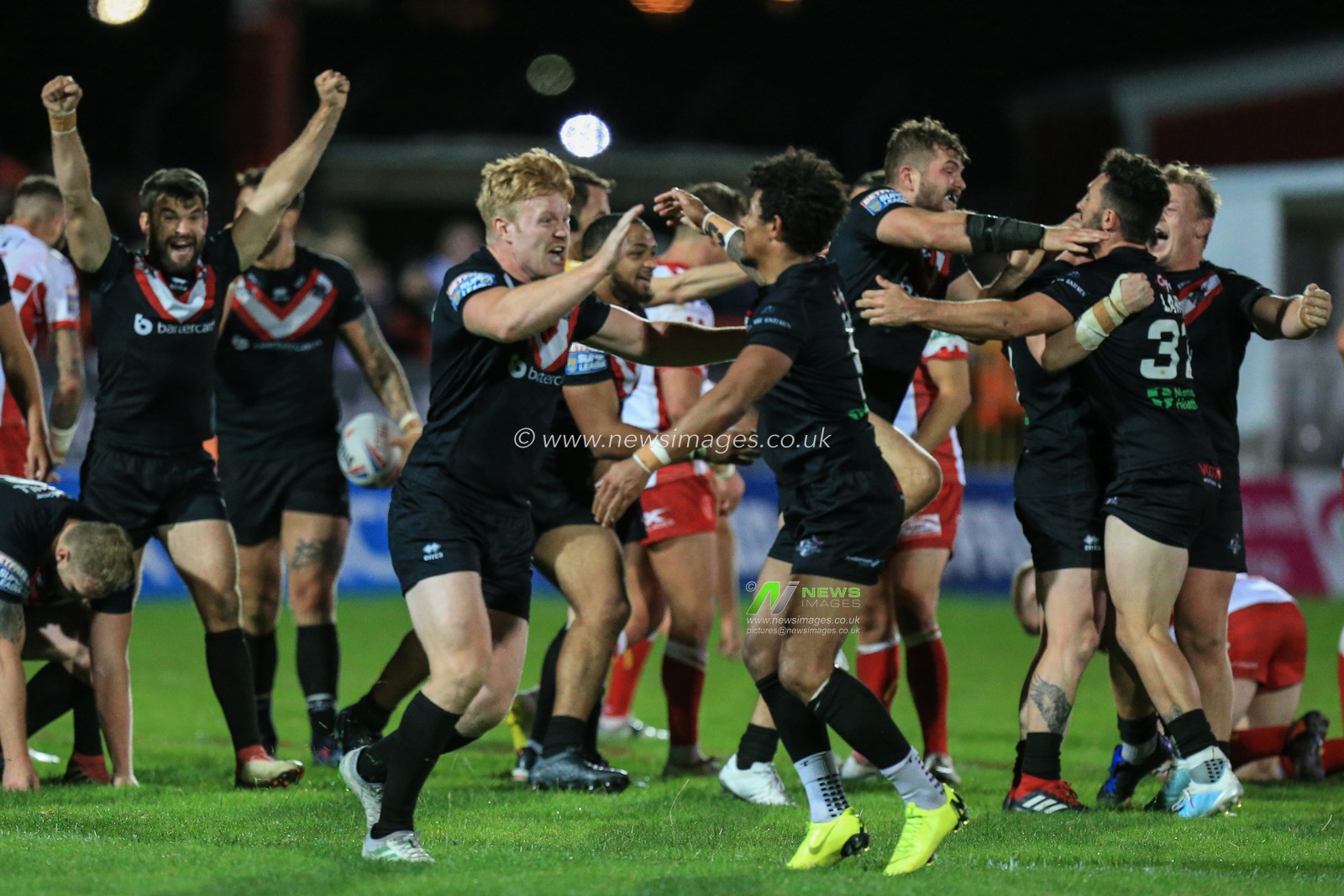 6th September 2019 , KCOM Craven Park, Hull, England;  Betfred Super League Rugby, Round 28, Hull KR vs London Broncos ; London Broncos players celebrate at the final whistle

Credit: David Greaves/News Images
