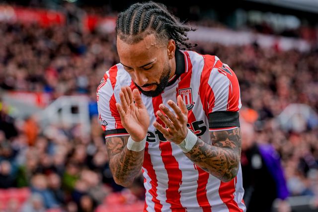 Sorba Thomas of Stoke City prepares to take a corner kick during the Sky Bet Championship match Stoke City vs Sheffield Wednesday at Bet365 Stadium, Stoke On Trent, United Kingdom on 03 April 2026

(Photo by Maynard Manyowa/News Images)