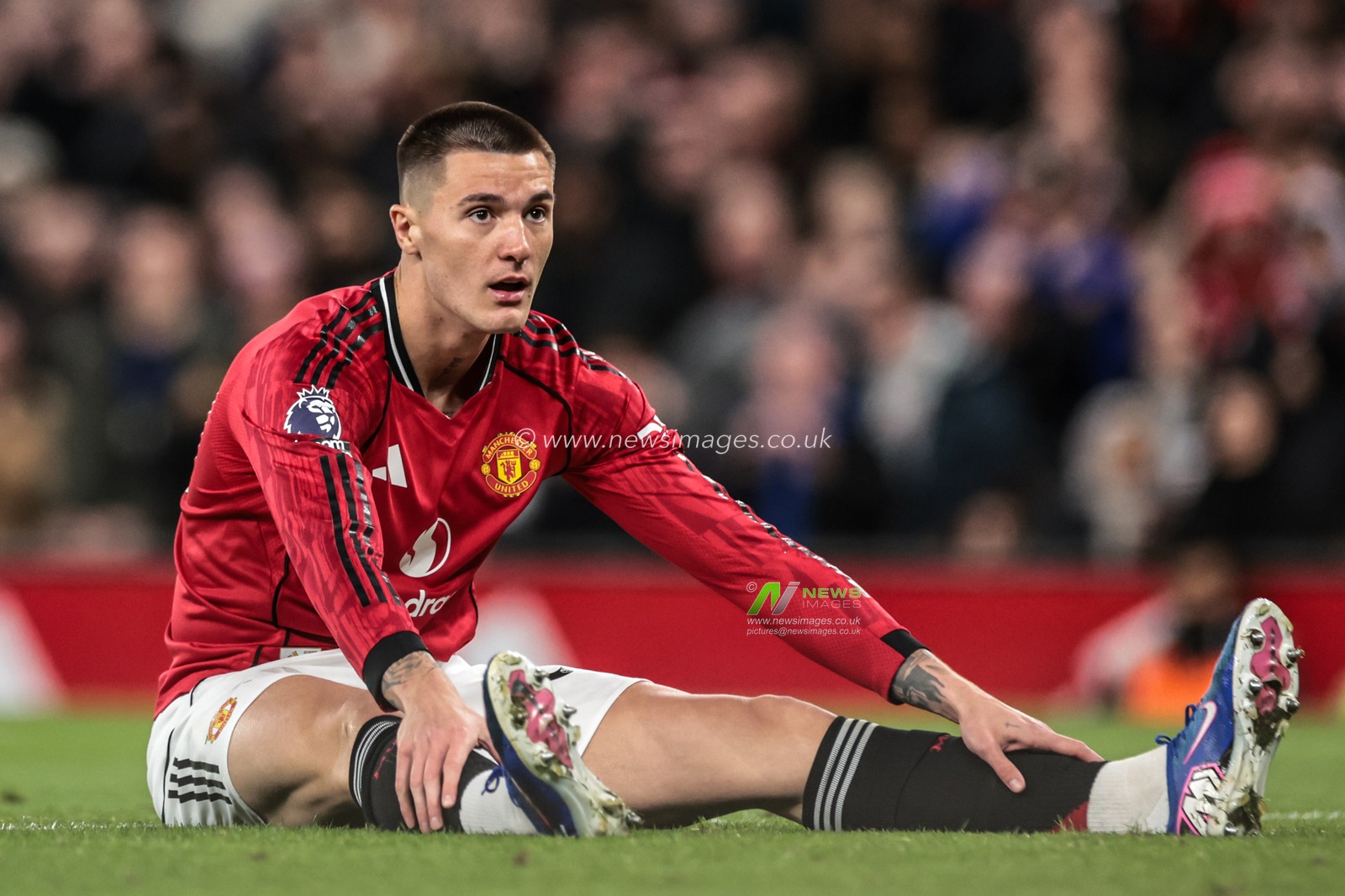 A dejected Benjamin Sesko of Manchester United reacts to a missed chance on goal during the Premier League match Manchester United vs Leeds United at Old Trafford, Manchester, United Kingdom on 13 April 2026

(Photo by Mark Cosgrove/News Images)
