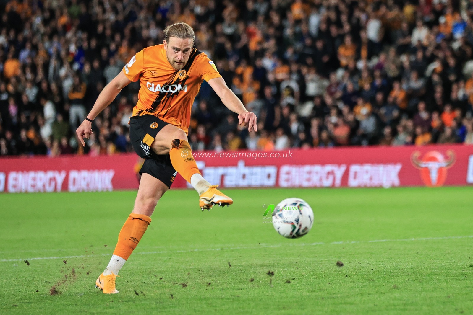 Tom Eaves #9 of Hull City scores his penalty